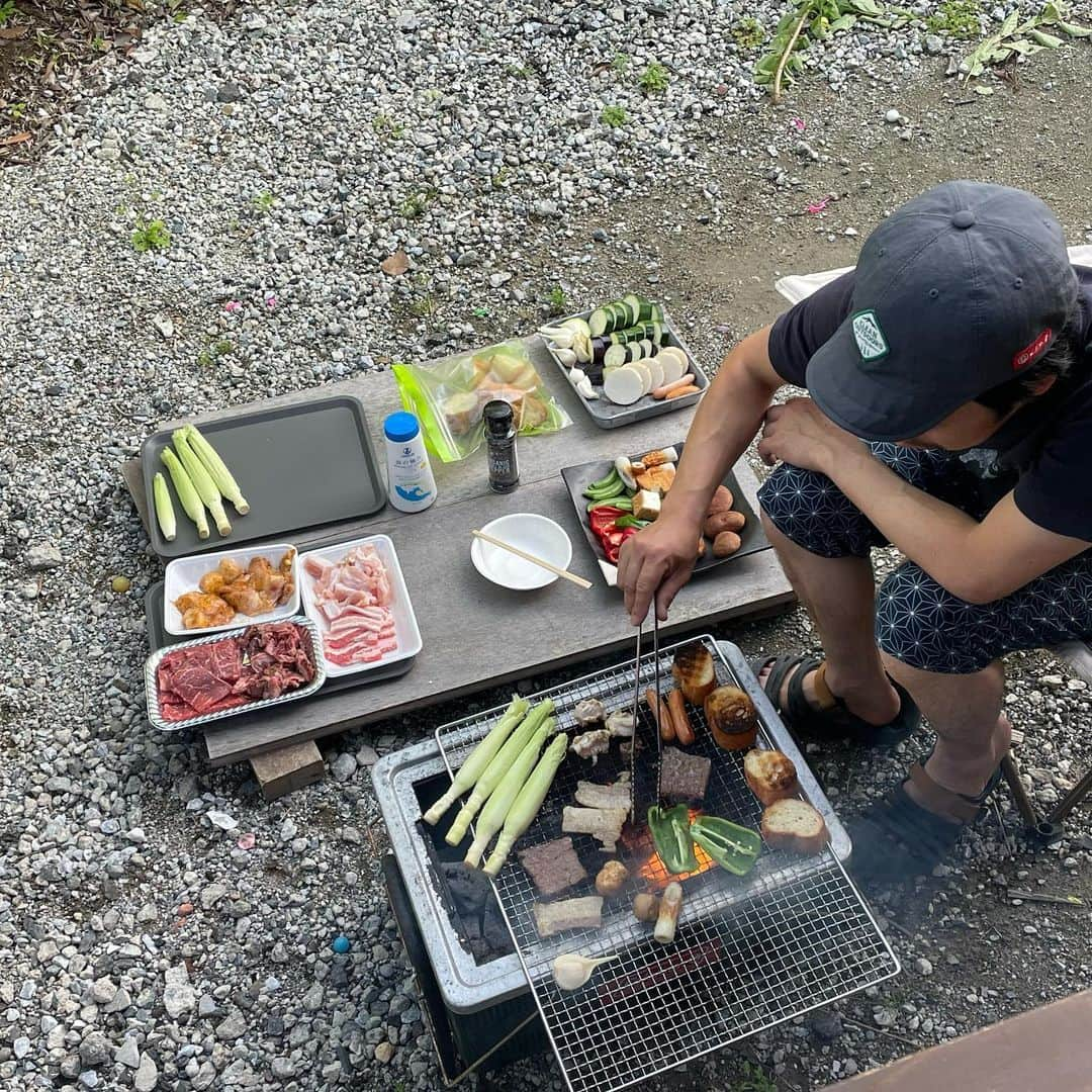 秋本ゆかりさんのインスタグラム写真 - (秋本ゆかりInstagram)「先日のBBQ🍖 皮ごと焼いたヤングコーンが最高においしかった🌽 友人パパがせっせと焼いてくれたよ👏  子供達は、水風船で遊んで、BBQして、すぐ寝られるようにお風呂入って、花火して、夏先取りコースで大満喫💓  お風呂ショットが可愛すぎてお気に入り😳😳  . #bbq#ヤングコーン#お風呂タイム#花火#夏先取り」5月23日 13時43分 - akimoto_yukari