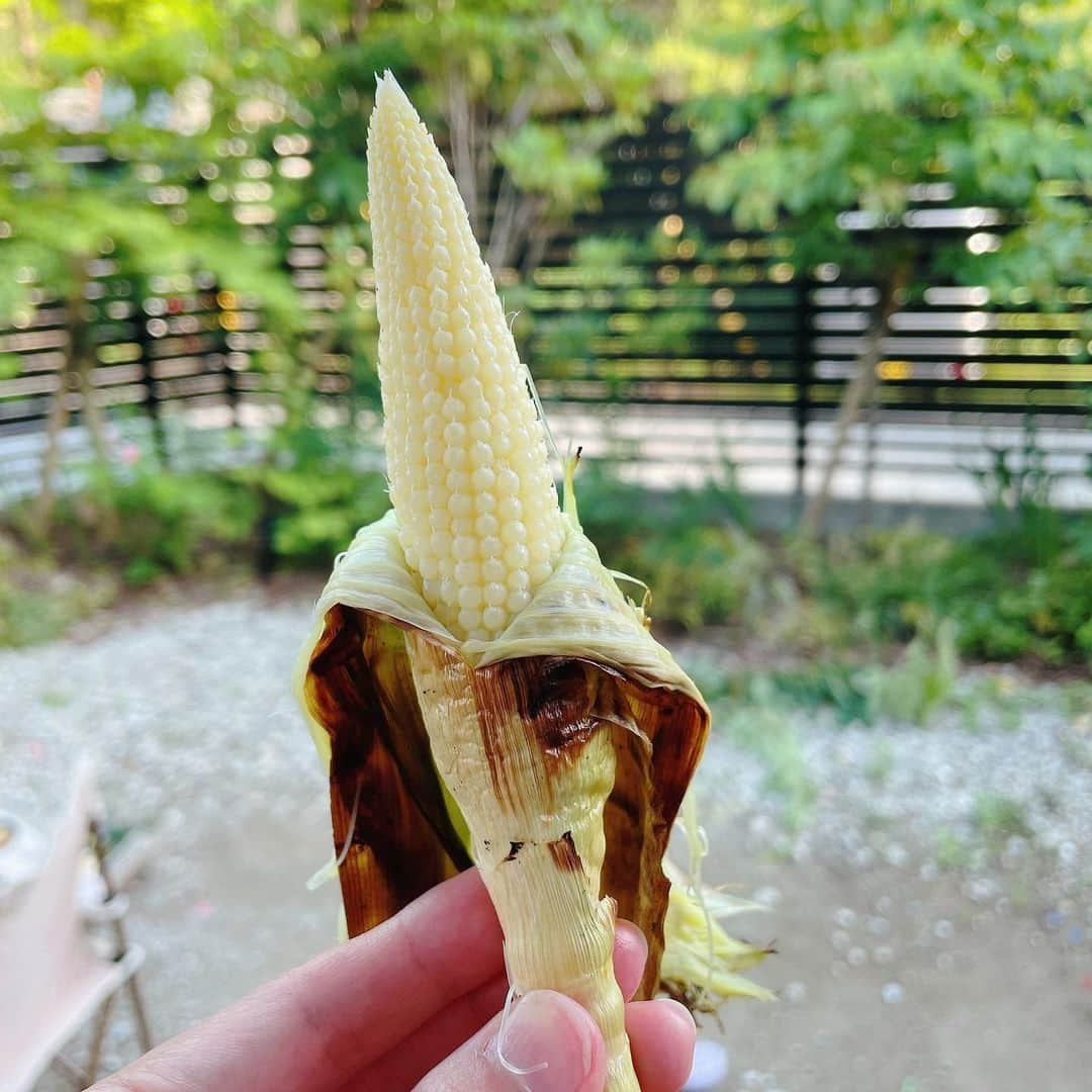 秋本ゆかりのインスタグラム：「先日のBBQ🍖 皮ごと焼いたヤングコーンが最高においしかった🌽 友人パパがせっせと焼いてくれたよ👏  子供達は、水風船で遊んで、BBQして、すぐ寝られるようにお風呂入って、花火して、夏先取りコースで大満喫💓  お風呂ショットが可愛すぎてお気に入り😳😳  . #bbq#ヤングコーン#お風呂タイム#花火#夏先取り」