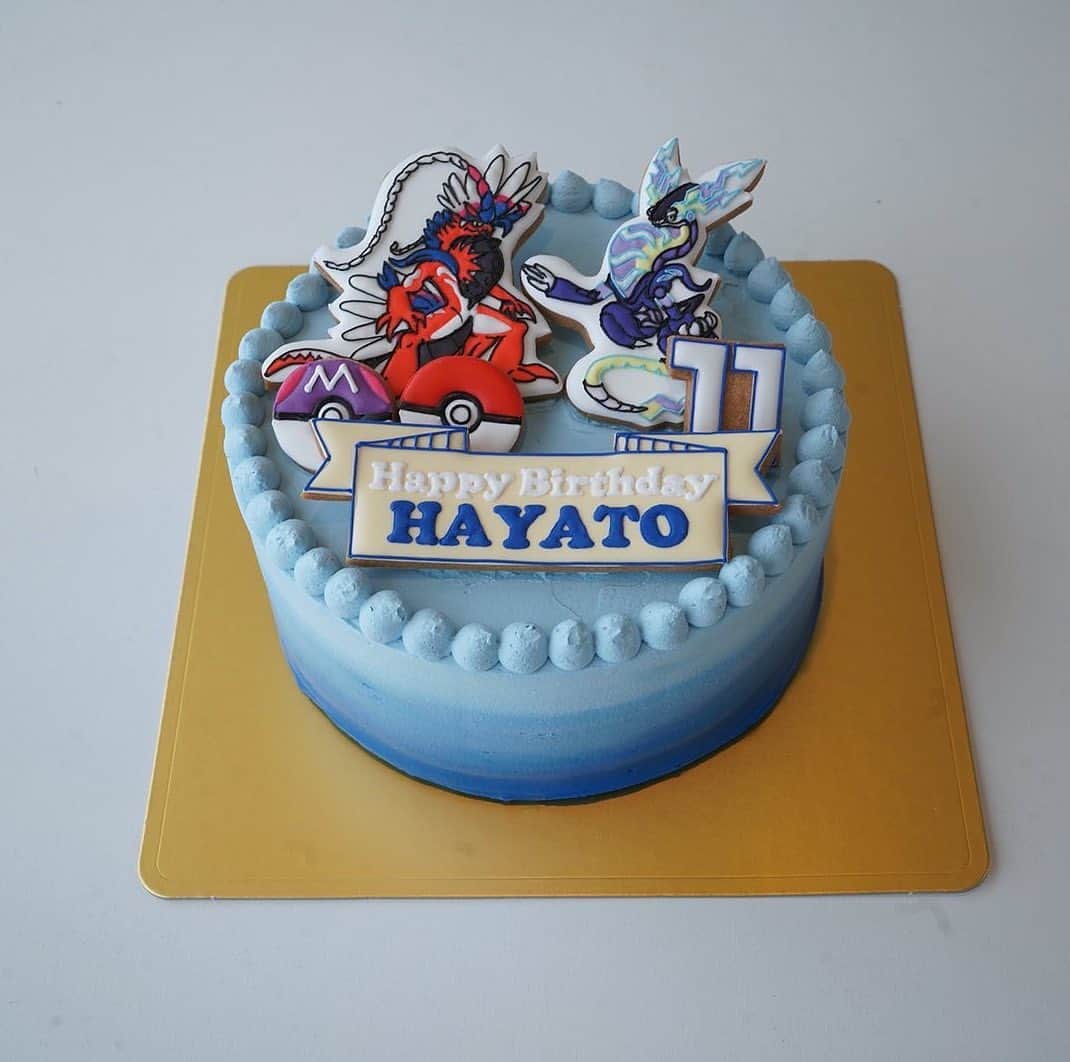 喜田彩子のインスタグラム：「⁡ ⁡ cakeは今年も @tempsdescoloris  完成度もお味も💯 ⁡ 息子のリクエストはポケモンのなんとかとなんとか⚪️🔴 中はもちろんチョコ🍫チョコ🍫チョコ🍫🍫🍫 果物はイチゴのみ色は青🍓✨ ⁡ 息子の大好きが詰まったケーキ🎂🫶🏻💕 ⁡ ⁡ シーズンによっては人気で 昨年のネェネの時は1ヶ月前でも間に合わず... 今年はめたんこ早く予約するんだぞ✊🏻 ⁡ ⁡ ⁡ #息子 #お誕生日 #11歳 #お誕生日おめでとう #大好き #아들 #생일 #열한살 #생일축하해 #사랑해 #son #birthday #happybirthday #love」