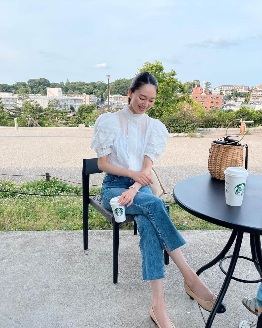 橋本まゆさんのインスタグラム写真 - (橋本まゆInstagram)「週末の家族でお出かけ🌿  娘が一緒の日はお洋服の色味を合わせがち🤍🩵 普段ピンクとさくらんぼ柄のお洋服しか着てくれないけどママとお揃いだよ🥺っていうと渋々着てくれる😂❤️  ママと娘だけリンクコーデ🤭（笑）  #家族時間#ootd#ママコーデ#ママファッション #女の子のママ#2歳女の子#リンクコーデ#綺麗めコーデ#デニムコーデ#30代コーデ#30代ファッション #seventenbymihokawahito#ブルベ夏#ブルベ夏コーデ#骨格ウェーブ」5月23日 13時52分 - macomyu