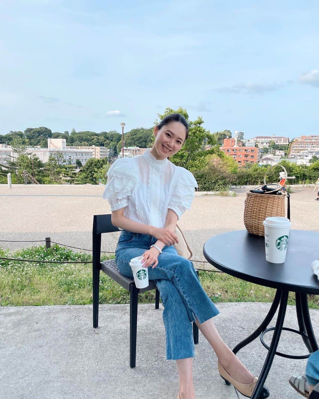 のインスタグラム：「週末の家族でお出かけ🌿  娘が一緒の日はお洋服の色味を合わせがち🤍🩵 普段ピンクとさくらんぼ柄のお洋服しか着てくれないけどママとお揃いだよ🥺っていうと渋々着てくれる😂❤️  ママと娘だけリンクコーデ🤭（笑）  #家族時間#ootd#ママコーデ#ママファッション #女の子のママ#2歳女の子#リンクコーデ#綺麗めコーデ#デニムコーデ#30代コーデ#30代ファッション #seventenbymihokawahito#ブルベ夏#ブルベ夏コーデ#骨格ウェーブ」