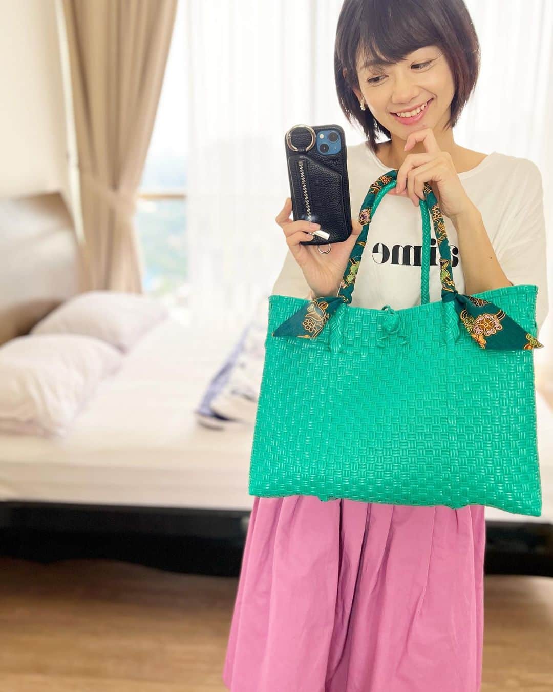 益田麻衣のインスタグラム：「バティックのリボンが特徴的なカゴバッグ。  買ったときはリボンになってたけど、お洗濯のタイミングで、巻き方変えてみた。  バッグの雰囲気はもちろん、気分まで変えてくれる❣️  グリーンって合わせにくそうで、このグリーンほんと何にでも合う万能カラー👏  週3でお供させるレギュラーバッグ👜  #カゴバッグ #パサールバッグ #バッグ #バティック #ファッション #ファッションコーデ #コーデ #インドネシア #ジャカルタ #ジャカルタ在住 #フリーモデル」
