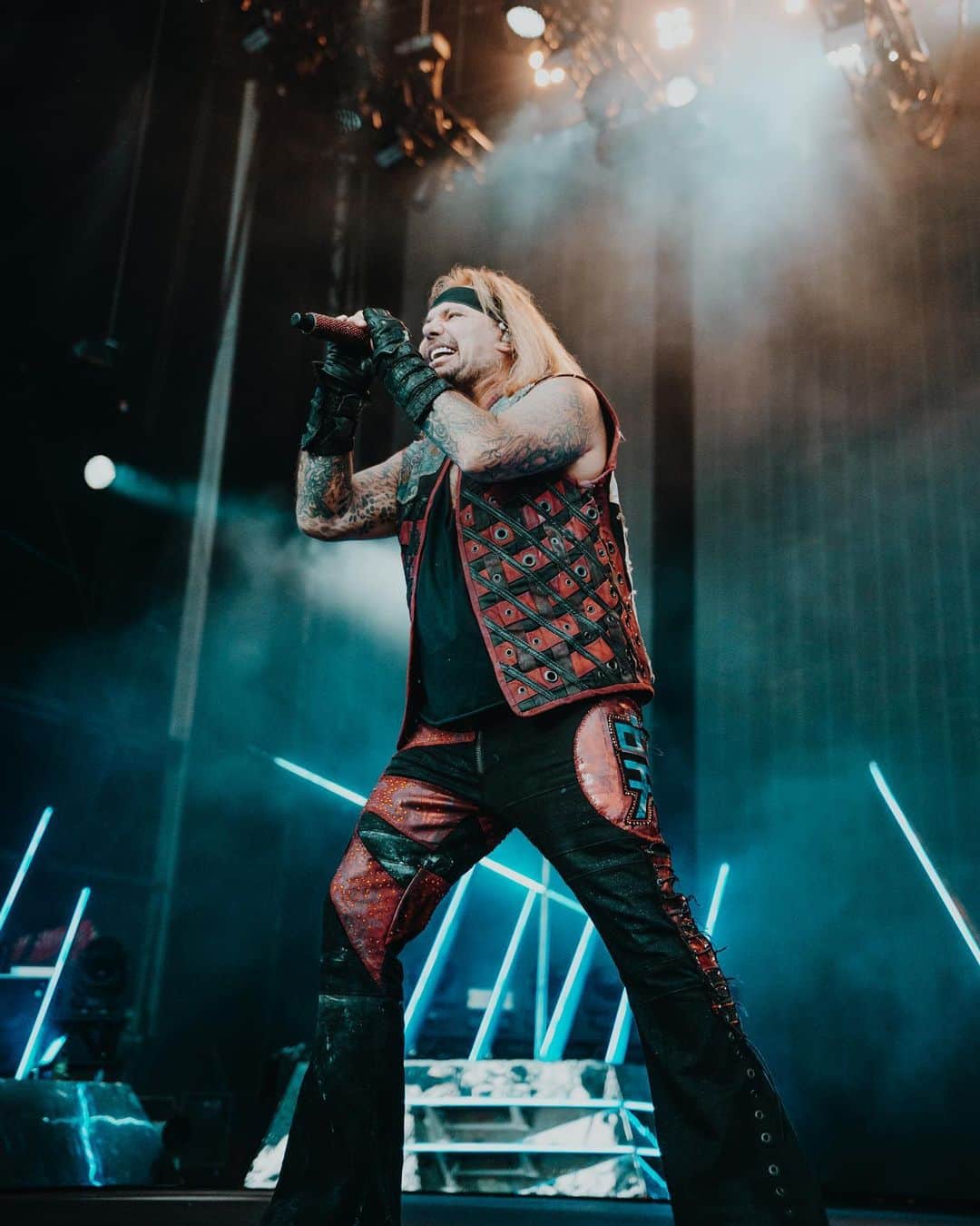 ヴィンス・ニールのインスタグラム：「Had an absolute blast in opening night of the world tour. Thank you Sheffield!」