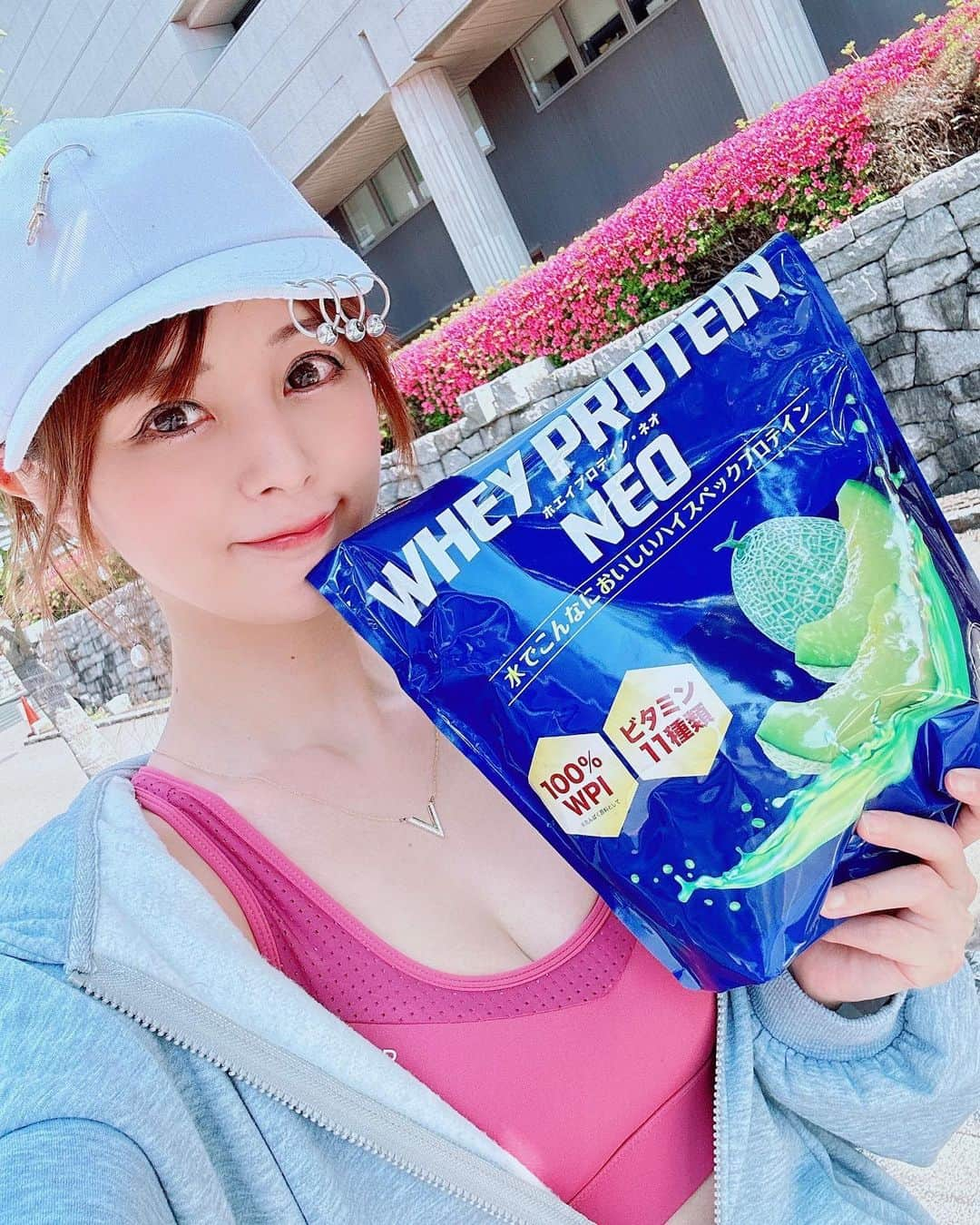 satomiさんのインスタグラム写真 - (satomiInstagram)「🍈🏋️‍♀️🥊🍈 ・ うま😋体づくりのために（@mpnbodyfit）の『WHEY PROTEIN NEO』頼んだ📦✨ ・  11種類のビタミン配合でたんぱく質含有率81.6％のプロテイン🤍初めて飲むメロンヨーグルト味🍈ジュースみたいで美味しい🤍 ・ 甘さもあって満腹感あるから朝の置き換えダイエットにもピッタリ😊 プロテイン苦手な人とか乳製品でお腹ゴロゴロしがちな人にも⭕️⭐️ ・ クーポンもあるのでぜひチェックしてみてね🤍 ┈┈┈┈┈┈┈┈┈┈┈┈ ・ 　＜クーポンのお知らせ＞ 1,000円引きなるクーポンコード発行中🔐 クーポンコード【FOCUS11】 ※公式サイトで会員登録して使用可能（2023年7月末まで有効） ・ ┈┈┈┈┈┈┈┈┈┈┈┈  #パーフェクトスムージープロテイン  #筋トレご飯  #筋トレ好きな人と繋がりたい  #プロテイン  #プロテインスムージー  #置き換えダイエット  #プロテインドリンク  #focustar  #お店応援アプリ @mpnbodyfit @focus_corporation #筋トレ女子 #ランニング #トレーニング #ダイエット #メロン #スイーツ女子 #スニーカー #痩せたい #ファスティング」5月23日 14時05分 - saatoomii47