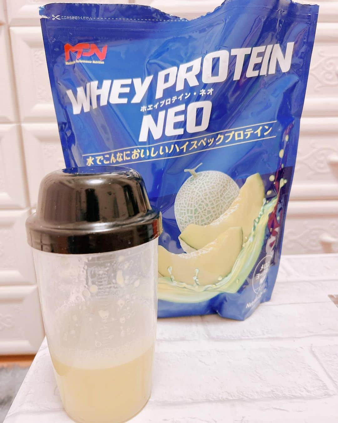 satomiさんのインスタグラム写真 - (satomiInstagram)「🍈🏋️‍♀️🥊🍈 ・ うま😋体づくりのために（@mpnbodyfit）の『WHEY PROTEIN NEO』頼んだ📦✨ ・  11種類のビタミン配合でたんぱく質含有率81.6％のプロテイン🤍初めて飲むメロンヨーグルト味🍈ジュースみたいで美味しい🤍 ・ 甘さもあって満腹感あるから朝の置き換えダイエットにもピッタリ😊 プロテイン苦手な人とか乳製品でお腹ゴロゴロしがちな人にも⭕️⭐️ ・ クーポンもあるのでぜひチェックしてみてね🤍 ┈┈┈┈┈┈┈┈┈┈┈┈ ・ 　＜クーポンのお知らせ＞ 1,000円引きなるクーポンコード発行中🔐 クーポンコード【FOCUS11】 ※公式サイトで会員登録して使用可能（2023年7月末まで有効） ・ ┈┈┈┈┈┈┈┈┈┈┈┈  #パーフェクトスムージープロテイン  #筋トレご飯  #筋トレ好きな人と繋がりたい  #プロテイン  #プロテインスムージー  #置き換えダイエット  #プロテインドリンク  #focustar  #お店応援アプリ @mpnbodyfit @focus_corporation #筋トレ女子 #ランニング #トレーニング #ダイエット #メロン #スイーツ女子 #スニーカー #痩せたい #ファスティング」5月23日 14時05分 - saatoomii47