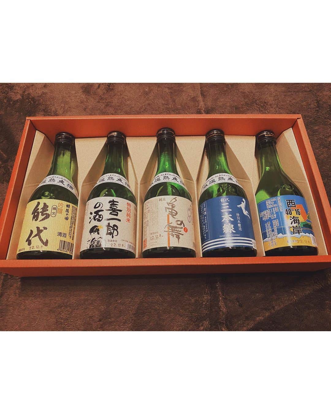 山谷花純さんのインスタグラム写真 - (山谷花純Instagram)「お婆ちゃんから荷物が届いた。 ダンボール開けたらまた箱があった。 開けた瞬間、わぁーおっと言ってしまった。めいちゃん呼ばないと。  #日本酒#日本酒飲み比べ」5月23日 14時10分 - kasuminwoooow