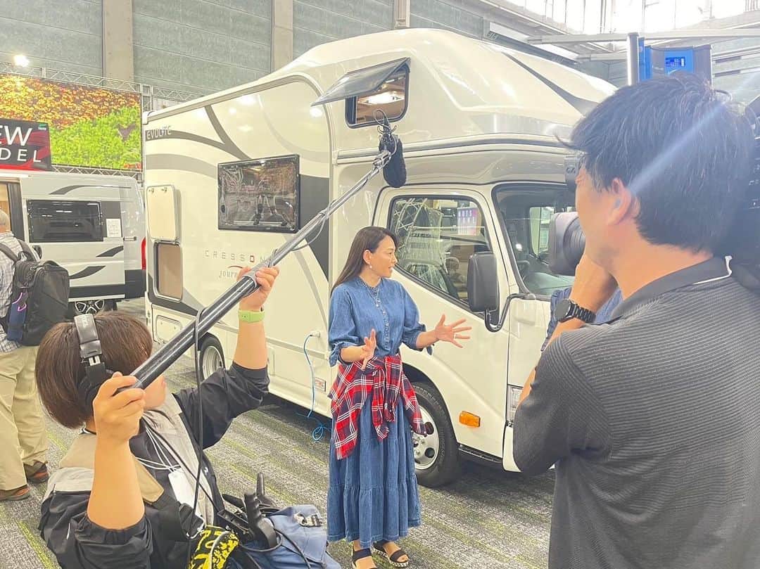 田中美奈子さんのインスタグラム写真 - (田中美奈子Instagram)「熊本朝日放送、情報番組「くまパワ」がグランメッセ熊本で開催されたキャンピングカーショーに取材に来てくれましたー🎉🎉 私が乗っているキャンピングカーを紹介して欲しいとの事で、同じタイプがナッツさんに展示されていましたので、クレアをご紹介しました❣️25日放送です♪お楽しみに🥳🥳#熊本朝日放送 #くまパワー #くまパワーの取材 #25日放送 #キャンピングカーショー #ナッツクレア #車旅行最高 #くるまたび #車泊 #車泊旅 #アウトドア女子 #キャンプ女子 #カメラクルー #キャンピングカー欲しい」5月23日 14時16分 - tanakaminako0912