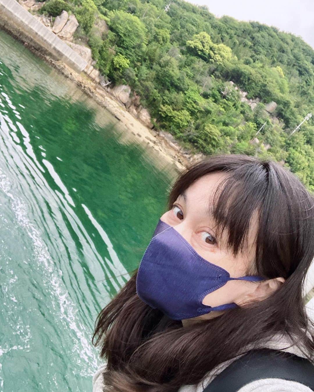 佐伯日菜子のインスタグラム：「船は完全に克服したよ！ ひなこは 100の　けいけんちをえた  これめちゃくちゃ身を乗り出してるように見えますが、実際は全然です。 #船 #透明度高い #撮影中 #楽しい  #日々  #感謝」