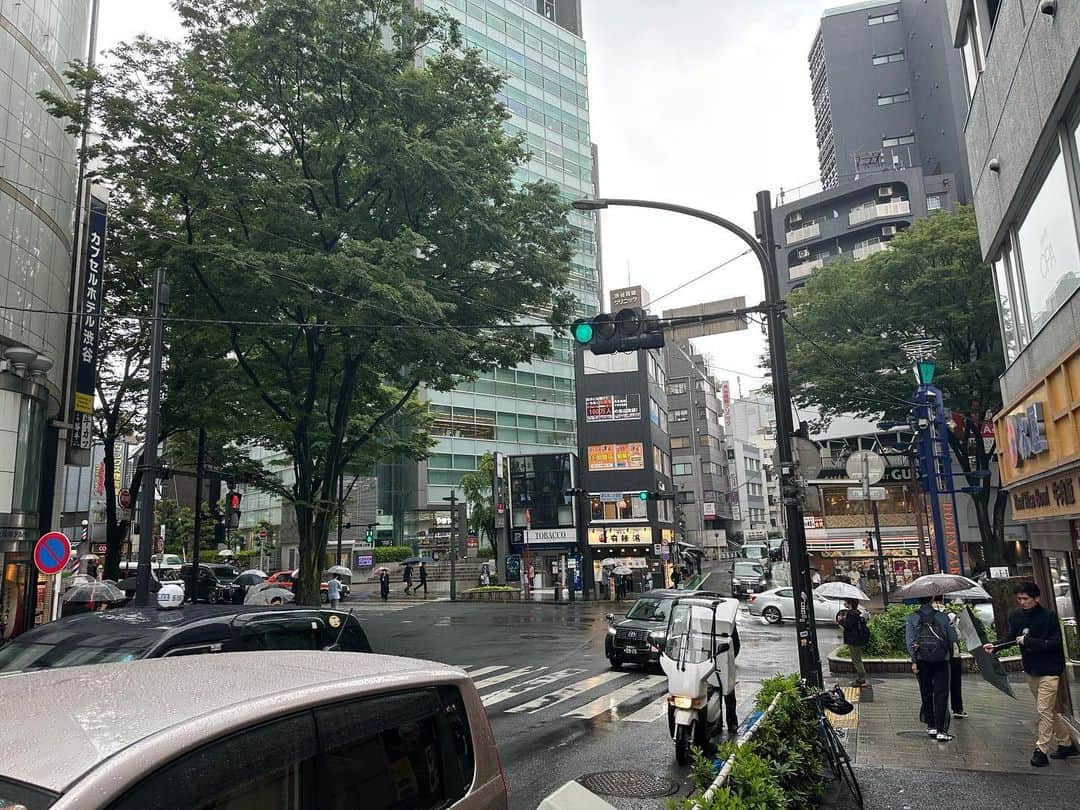菊田早苗のインスタグラム：「今日は渋谷。 たまにある打ち合わせで忘れた頃に訪れる。その前に昔からあるカレー屋さんに訪問。相変わらず良い雰囲気を出している。 珍しくカツをトッピング。 昔ながらの欧風カレーって感じかな。 その後に入ったコーヒー屋もいい味出てて。 日本の良き文化。 #雨の渋谷 #昭和で一杯」