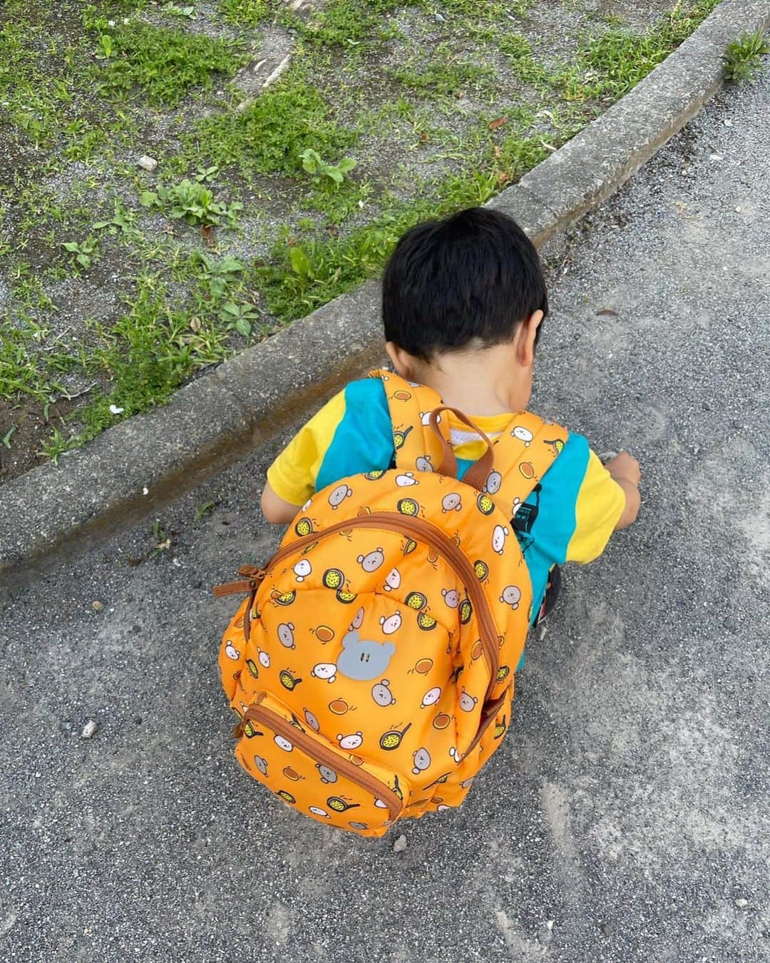 松田青子さんのインスタグラム写真 - (松田青子Instagram)「おさがりのドクターイエローのリュックをもらって、保育園でみんなに見せたい！と子どもの人が宣言した瞬間に、保育園に通いはじめる時に西松屋で私が見つけて(一目惚れして)、これがいい、これにしてもいいですか、と子どもの人に了解を得て買ったこぐまちゃんリュックの時代が終わりを迎えてしまった… あと一年ぐらいいけると思っていたのに…  #こぐまちゃんシリーズ #こぐまちゃんとしろくまちゃん #こぐまちゃん」5月23日 14時28分 - matsudaoko