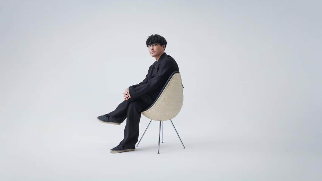 山口一郎のインスタグラム：「FRITZ HANSEN×杞柳細工  FRITZ HANSEN 150th Celebration フリッツ・ハンセンの創業150周年を記念して、伊勢丹新宿店 本館 1階ザ・ステージにてセレブレーション展示を行います。フリッツ・ハンセンと伊勢丹にゆかりのあるクリエーターが創業150周年を祝し、それぞれの思いや表現を名作家具に落とし込んだ作品を制作し、展示・販売いたします。 ・ 2023年6月7日（水）～6月13日（火） 伊勢丹新宿店 本館1階ザ・ステージ クリエーター（アルファベット順)： AURALEE ／ファッションブランド baanai/アーティスト 橋爪 悠地/アーティスト 黒沢 祐子/ウエディング＆ライフスタイル・プロデューサー 内田 洋一朗/アーティスト 山口一郎/ミュージシャン White Mountaineering 相澤 陽介／ファッションデザイナー  写真 TAKEMI YABUKI @takemiyabuki」