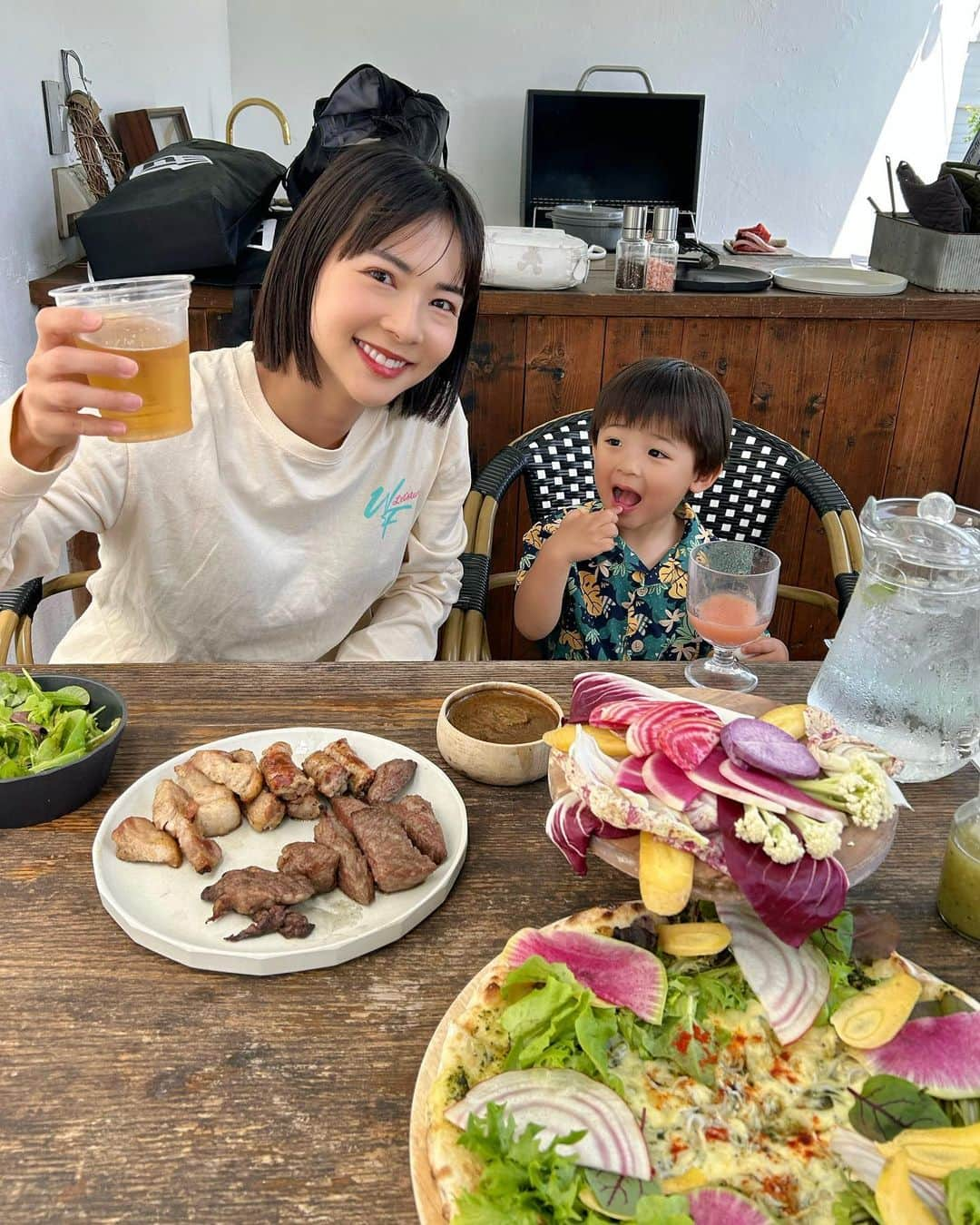 阪本智子さんのインスタグラム写真 - (阪本智子Instagram)「🍖♡  久しぶりに葉山の【#thehousefarm 】でお友達とBBQを楽しみました🩷  このお店の雰囲気も料理も本当に大好き😍 ノンアルコールもアルコールが入ってるように感じる😂👍  お水遊びが大好きなあおはくん👦🏻 去年は着ていた服がずぶ濡れになったので笑 今回は水着を持参しました😂🩳  モリモリご飯を食べて、可愛いわんちゃんと触れ合い🐶 水遊びを楽しんでましたよ🩷  #葉山カフェ #葉山ランチ #ペット可カフェ #兄弟ママ #阪本智子」5月23日 14時30分 - tomoko_sakamoto423