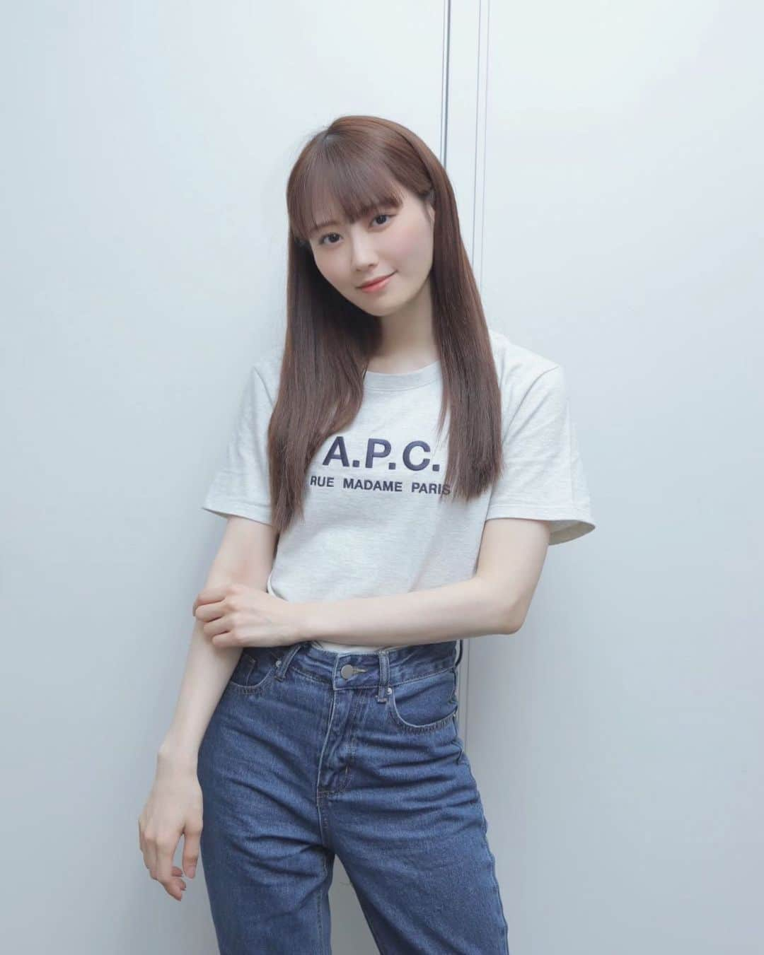 西潟茉莉奈のインスタグラム：「. . この間のおしゃべり会の私服です👕 七海ちゃんに読み方教えてもらった🤫笑 . . #apc #canoneoskissx10i」