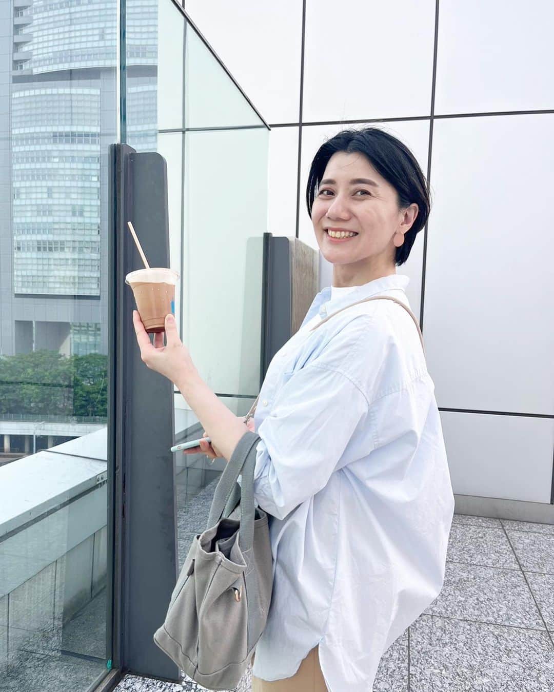 のインスタグラム：「お天気の良い日に大都会新宿へ。笑 友達とランチは楽しすぎたけど、いつになっても人混みは慣れない！そして新宿は何回行っても出口がわからん‼︎ #新宿#ブルーボトルコーヒー#休日」