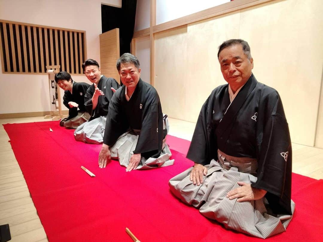 林家愛染さんのインスタグラム写真 - (林家愛染Instagram)「先週は神戸新開地喜楽館で菊丸兄の芸術祭大賞受賞記念ウィーク。たくさんのお客さんに足を運んでいただき楽しい一週間でした♫  口上があって、平日はこの度喜楽館の支配人（今は見習い期間中）に就任された伊藤史隆さんが司会をしていましたが、土日は都合が悪いとのことで私が司会に。 菊丸兄さんの襲名興行でよく司会させていただので慣れてますが、やはり堅苦しい言葉は毎度噛みそうになりますね。  今回の堅苦しいワードは 「ダイナナジュウナナカイ、ブンカチョウゲイジュツサイタイシュウゲイノウブモン、カンサイサンカコウエンニテタイショウヲジュショウ」 でした。」5月23日 14時44分 - aisome8848