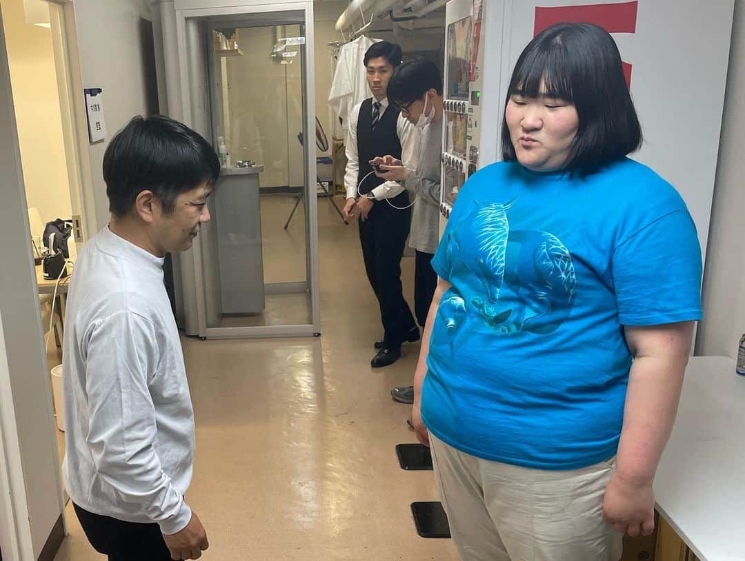 中川家さんのインスタグラム写真 - (中川家Instagram)「今日は有楽町シアター出番です！剛さんは出番合間で愛ちゃんに食生活指導中🐟🐟🐟  #ダイエット  #健康指導」5月23日 14時49分 - nakagawake.tsu.re