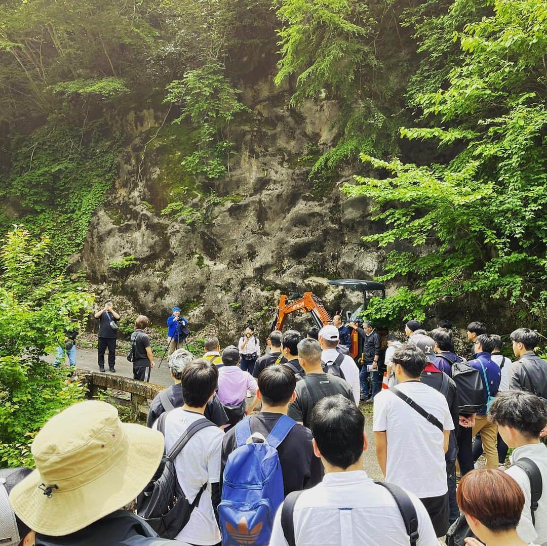 田辺晋太郎さんのインスタグラム写真 - (田辺晋太郎Instagram)「【但馬牛のルーツを巡る旅！但馬熱田NightFever in 小代】  但馬牛のルーツ、故郷は一体どこなのか？  それはもう今は誰も住んでいない山の上の上の集落、美方郡香美町小代区にある #熱田集落。 元は名古屋の #熱田神社 で宮司として支えていた田野さんと言う方が約800年前に移住してきて熱田と地名がついたというこの場所にいた #但馬牛 の純血種がその後の但馬牛、つまりは #神戸ビーフ の素牛となる「#田尻号」になったという但馬牛の聖地なのである。  小柄で小回りがきく但馬牛は、田畑を耕すために飼われ、家族同様に大切にされていた。 明治以降、外国の牛のように大きな体格のものにしようとして外国種との交配が進められたが、集落は山間部の谷筋にあり、他の村からも遠く離れていたため、交配を免れた 純粋な但馬牛の血統が奇跡的に守られた。  熱田集落で育てられた牛は、熱田にちなんで「あつた蔓(づる)」と名付けられた。 1939年に全国の黒毛和種牛99.9%に血縁を持つ名牛「田尻号」が田尻松蔵さん宅に生まれる。 和牛のルーツでもあり、有名な神戸ビーフの素牛である。  というような勉強会and熱田ハイキングの後はさまざまな牛飼いの方や卸の方、飲食店の方など集まっての上田畜産主催によるオール #但馬玄！大バーベキュー大会！！  初めは僕はひたすら飲んで食べてw  色んな方と仲良くさせて頂いたあとはもう後半ですが薪を使って但馬玄のチマキ、カメノコ、カイノミをガンガン焼きまくって体中が薪の良い香りで燻さんローランww ベーコンの気持ちがわかるほど薫香がつきました。  すごい企画をやって頂けた #上田畜産 のスタッフの皆様、そして上田さんご夫妻！  本当にありがとうございました！！」5月23日 14時53分 - meat_meister_tanabe_shintaro