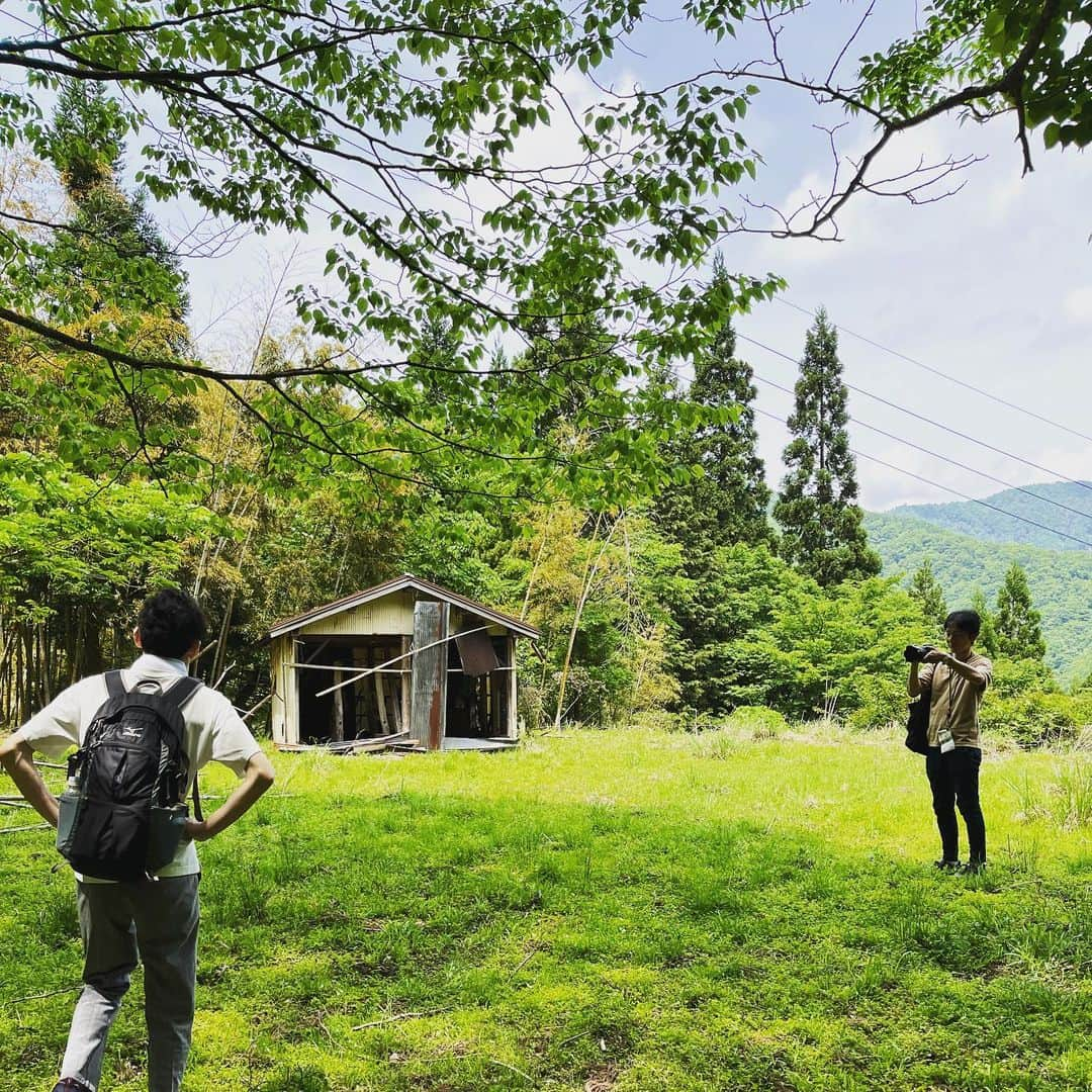 田辺晋太郎さんのインスタグラム写真 - (田辺晋太郎Instagram)「【但馬牛のルーツを巡る旅！但馬熱田NightFever in 小代】  但馬牛のルーツ、故郷は一体どこなのか？  それはもう今は誰も住んでいない山の上の上の集落、美方郡香美町小代区にある #熱田集落。 元は名古屋の #熱田神社 で宮司として支えていた田野さんと言う方が約800年前に移住してきて熱田と地名がついたというこの場所にいた #但馬牛 の純血種がその後の但馬牛、つまりは #神戸ビーフ の素牛となる「#田尻号」になったという但馬牛の聖地なのである。  小柄で小回りがきく但馬牛は、田畑を耕すために飼われ、家族同様に大切にされていた。 明治以降、外国の牛のように大きな体格のものにしようとして外国種との交配が進められたが、集落は山間部の谷筋にあり、他の村からも遠く離れていたため、交配を免れた 純粋な但馬牛の血統が奇跡的に守られた。  熱田集落で育てられた牛は、熱田にちなんで「あつた蔓(づる)」と名付けられた。 1939年に全国の黒毛和種牛99.9%に血縁を持つ名牛「田尻号」が田尻松蔵さん宅に生まれる。 和牛のルーツでもあり、有名な神戸ビーフの素牛である。  というような勉強会and熱田ハイキングの後はさまざまな牛飼いの方や卸の方、飲食店の方など集まっての上田畜産主催によるオール #但馬玄！大バーベキュー大会！！  初めは僕はひたすら飲んで食べてw  色んな方と仲良くさせて頂いたあとはもう後半ですが薪を使って但馬玄のチマキ、カメノコ、カイノミをガンガン焼きまくって体中が薪の良い香りで燻さんローランww ベーコンの気持ちがわかるほど薫香がつきました。  すごい企画をやって頂けた #上田畜産 のスタッフの皆様、そして上田さんご夫妻！  本当にありがとうございました！！」5月23日 14時53分 - meat_meister_tanabe_shintaro