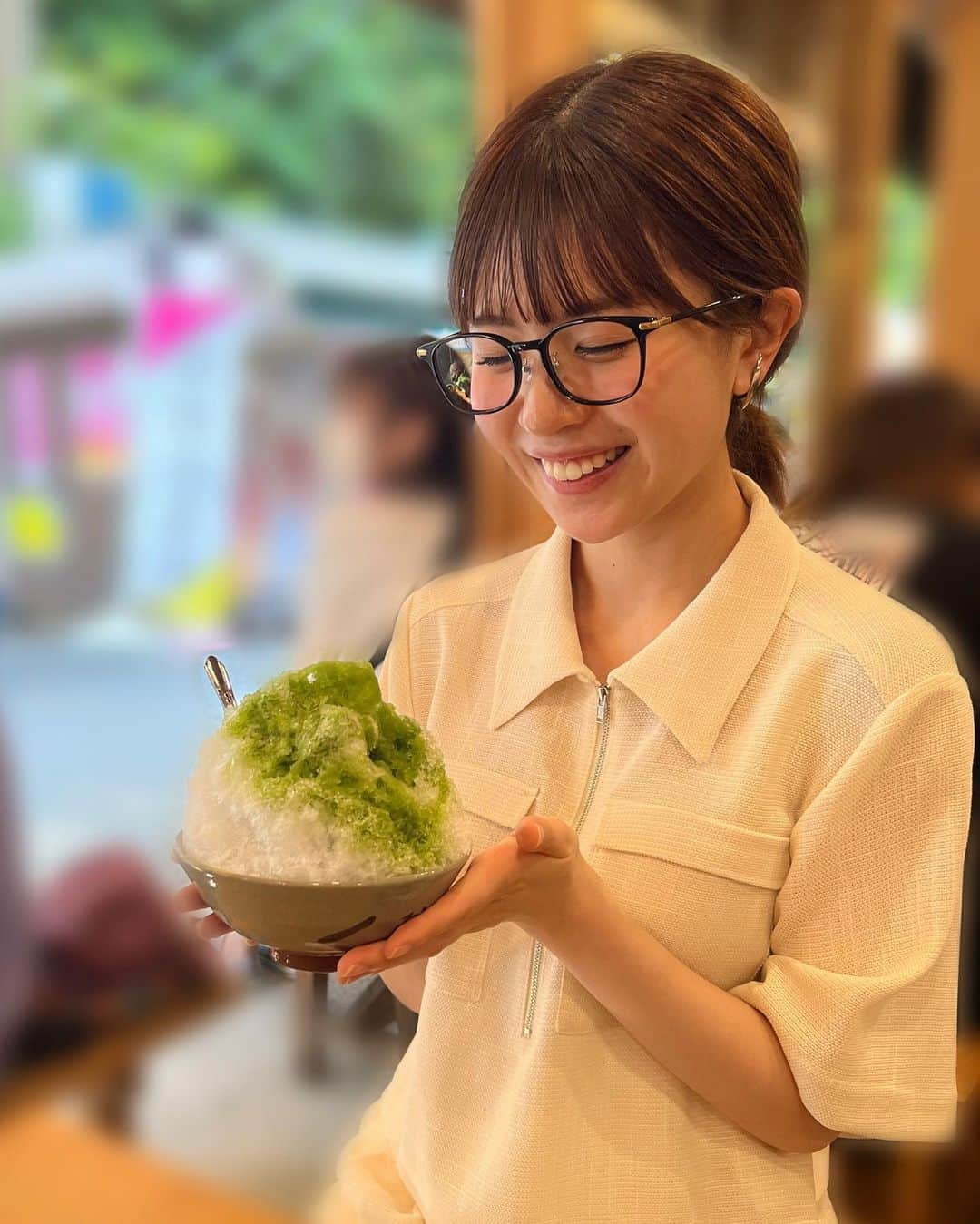 松田好花のインスタグラム：「ㅤ  お伊勢さん参拝後、おかげ横丁巡りも満喫しました🍵  #yahostagram   #日向坂46 #松田好花  #おかげ横丁 #赤福氷 #五十鈴川カフェ #マンホール  #射的 #最後の1発で #ゲット出来ました #それも動画を回し始めた途端 #わーいわーい」