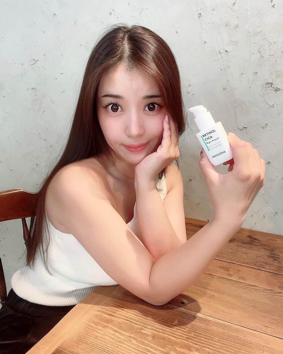 中村かなのインスタグラム：「もう何本もリピしてる🫶 【イニスフリー】レチノール シカ リペア セラム @innisfreejapan 韓国では発売後即完売 日本でも2022年2月の発売以降一時売切れ状態となったレチノール＋シカ美容液🌿 ・ ゆらぎ肌の私はお守りコスメとして常備してないと不安🥹 べたつかず、スッと馴染むウォータリーテクスチャーでさっぱりと使い心地もお気に入り☺️ ・ ・ ☑︎レチノール初心者にもおすすめなマイルドな使い心地で、繰り返す肌トラブルにアプローチしつるんとしたお肌を目指せる美容液 ☑︎毎日使える低刺激処方のレチノール(整肌成分) ☑︎敏感肌を含む全ての肌タイプにOK レチノール初心者の方にもおすすめ✨ ☑︎ 肌のことを考えた無添加.低刺激処方 ・ ・ #innisfreejapan #イニスフリー #レチノールシカリペアセラム #レチノール #韓国コスメ #ベスコス #ベストコスメ #lips #pr #韓国 #韓国美容 #アラサー美容 #アラフォー美容 #ゆらぎ肌 #韓国コスメ #韓国コスメレビュー #韓国コスメ購入品」