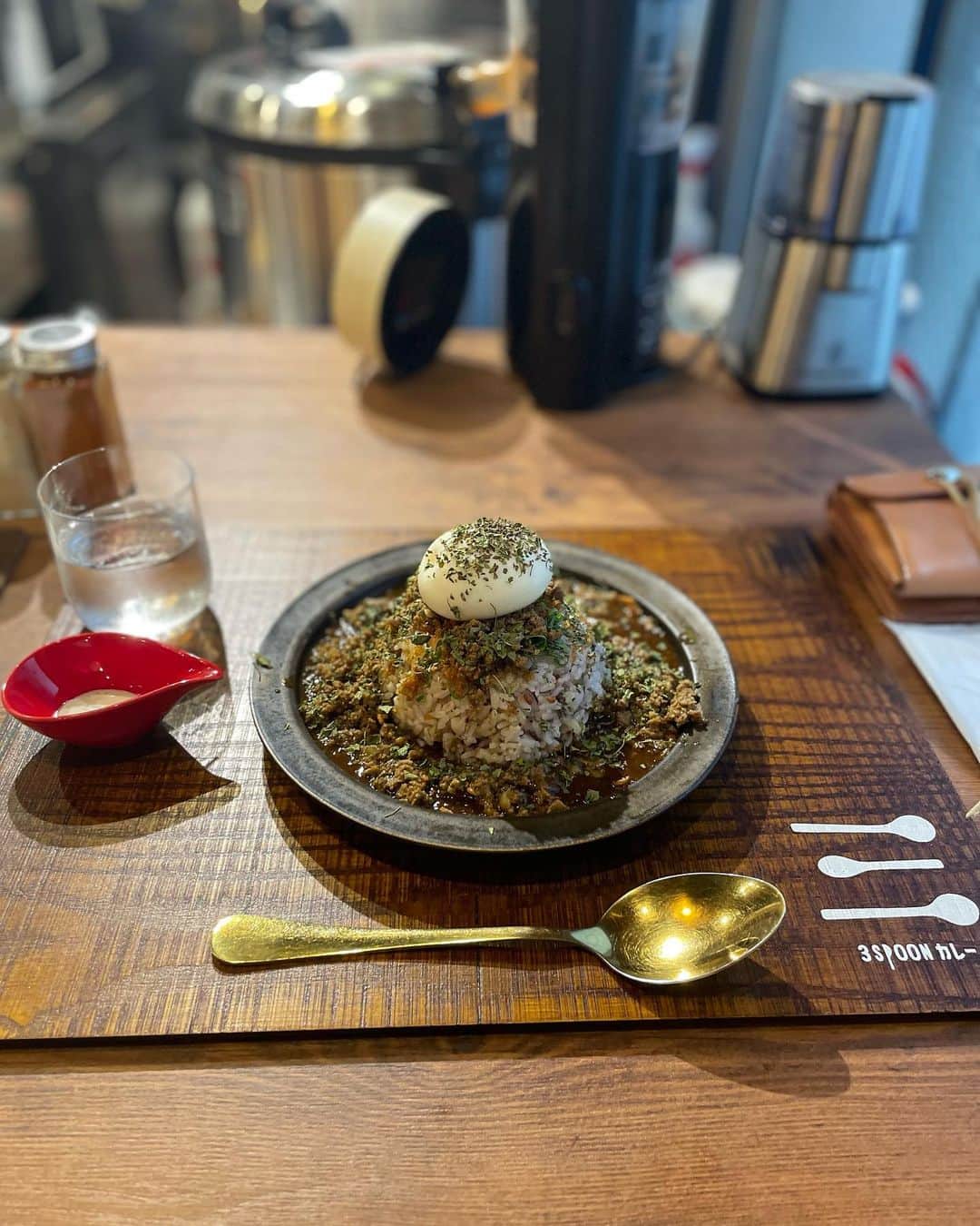 のインスタグラム：「福岡県大名"3spoonカレー" キーマカレーをチョイス！  サクサクのフライドオニオン？的なやつとアクセントの効いた🌱がとてもマッチして美味しかった😭 名物半熟玉子も美味でした🤤 あと、お米が五穀米みたいな健康米なのかな？大盛りにしても太らなそう！健康志向の方にも超おすすめですね！かと言ってがっつり食べたいわしも大満足でした☺️  あと、3つのスプーンから好きなの選ぶところも個人的に好きで、ワクワクした‼️ 個人的にチーズが苦手なので（このわがままボディーで何言ってんのって感じですよね…笑）トッピングはしなかったですが、人気No.1な気がします！ 月替わりのローストビーフカレーも食べたかったなぁ🤔 ぜひおすすめでっす🙌🏻 #カレー　#curry #福岡グルメ　#グルメ」