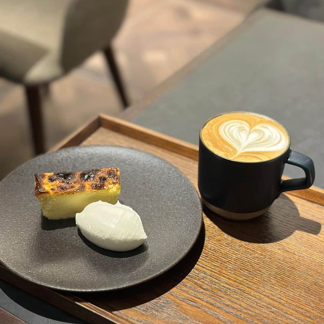 ルナさんのインスタグラム写真 - (ルナInstagram)「𝘾𝙖𝙛𝙚 𝙏𝙞𝙢𝙚 ❥  📍UNI COFFEE ROASTERY PREMIUM 麻布十番店 @unicoffeeroastery   ふらっと寄ったカフェがおしゃれだった☕️  ✔︎なめらかバスチープレミアム ¥680 ✔︎カフェラテLサイズ ¥720  平日夜は空いてて穴場でした🫰 落ち着いてて良かったなぁ✨  ┈┈┈┈┈┈┈┈┈♡ #麻布十番カフェ #麻布十番 #麻布十番ランチ #麻布カフェ #東京カフェ巡り #カフェ活 #1人カフェ #バスクチーズケーキ #unicoffeeroastery #azabujuban #runa_cafex」5月23日 15時00分 - runakumaa