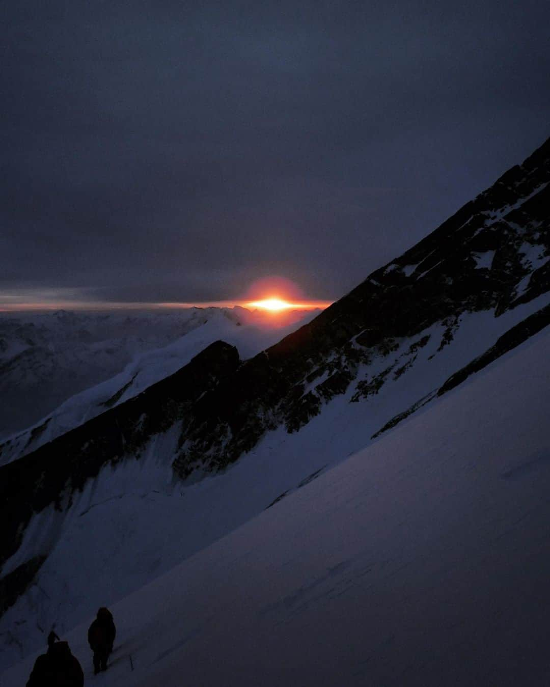 石川直樹のインスタグラム：「#Dawn of#Annapurna on 15 April 2023, #Nepal. #六本木アートナイト の企画で、5月28日（日）朝4時からトークイベント「ヒマラヤの夜明け」を開催します。帰ってきたばかりの#アンナプルナ 遠征について、はじめて話をします。 六本木の朝4時からのトークにいったい誰が来てくれるんでしょうか…😭六本木アートナイトもすごいオファーをぶっこんでくるもんだ…。始発前やん…。 . 日時: 2023年5月28日（日） 4:00am～5:00am 場所: 東京ミッドタウン プラザB1F 彫刻作品《意心帰》前特設会場（東京都港区赤坂9-7-1） 無料・事前申し込み不要 . 写真は、アンナプルナのサミットプッシュの際に迎えた夜明け。標高8000m前後です。寒かった〜。 . #himalayas」