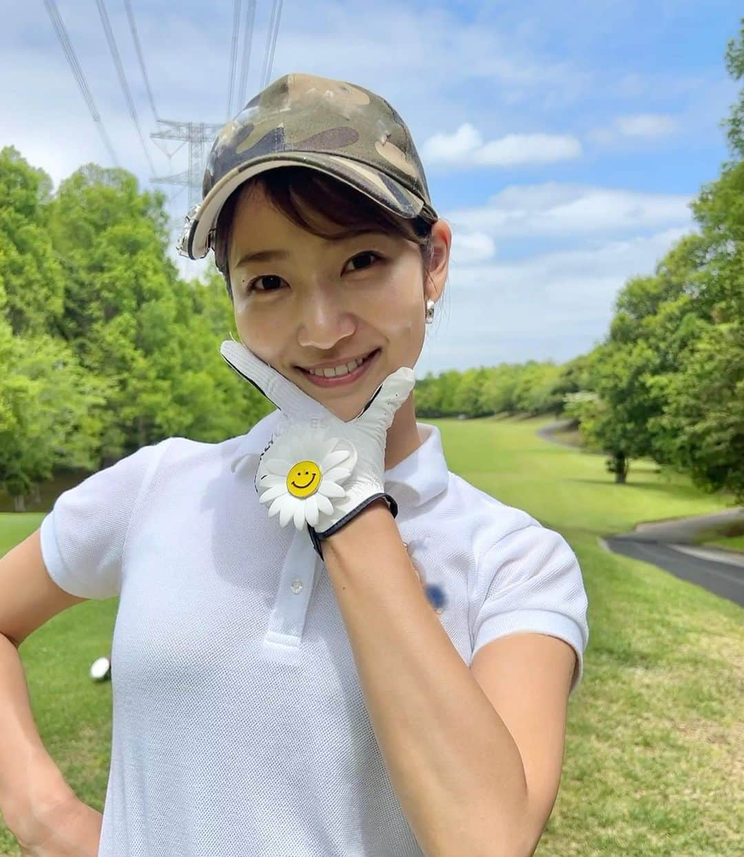 安藤萌々さんのインスタグラム写真 - (安藤萌々Instagram)「今日はひんやりですね…😵 久しぶりに晴れた日曜日！  祖母から誕生日プレゼントで貰ったグローブは 両手にお花がついていて構えるたびに気分が上がります🌼  お花を見せたくてこのポーズです  この日はアドレス時の左腕の高さを変えたら、 打ち出し角度がちょっと下がってよく飛びました😆  今日も頑張りましょ〜！！  #ゴルフ #ゴルフ部 みなさんの #気分転換 は何ですか〜  #前腕 #筋肉 #キレてる  #ゴルフ好きな人と繋がりたい  #ゴルフウェア  #ゴルフ場  ロゴやマークにはモザイクを入れております。💦  #ノーバーディ #レギュラーティー  #44 #40  引退してから40は出ても39は出ない #壁」5月23日 15時02分 - momo_ando_ex