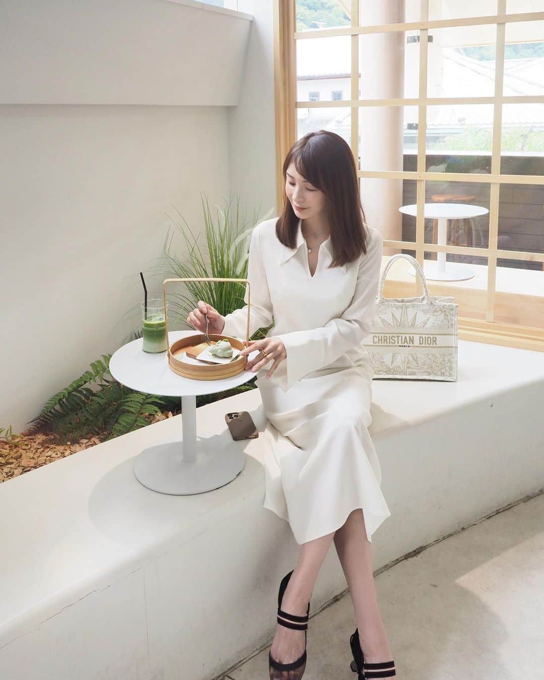 のインスタグラム：「🤍🤍🤍  Dress/ @fray_id  FRAY I.Dから上質な素材にこだわって作られた 「ハイクオリティーライン」が昨年誕生。  モダンでエレガントな美しいシルエット スタイリングはシンプルなのに女性らしくて好き♡  #frayid #fashion #hightquality #white」