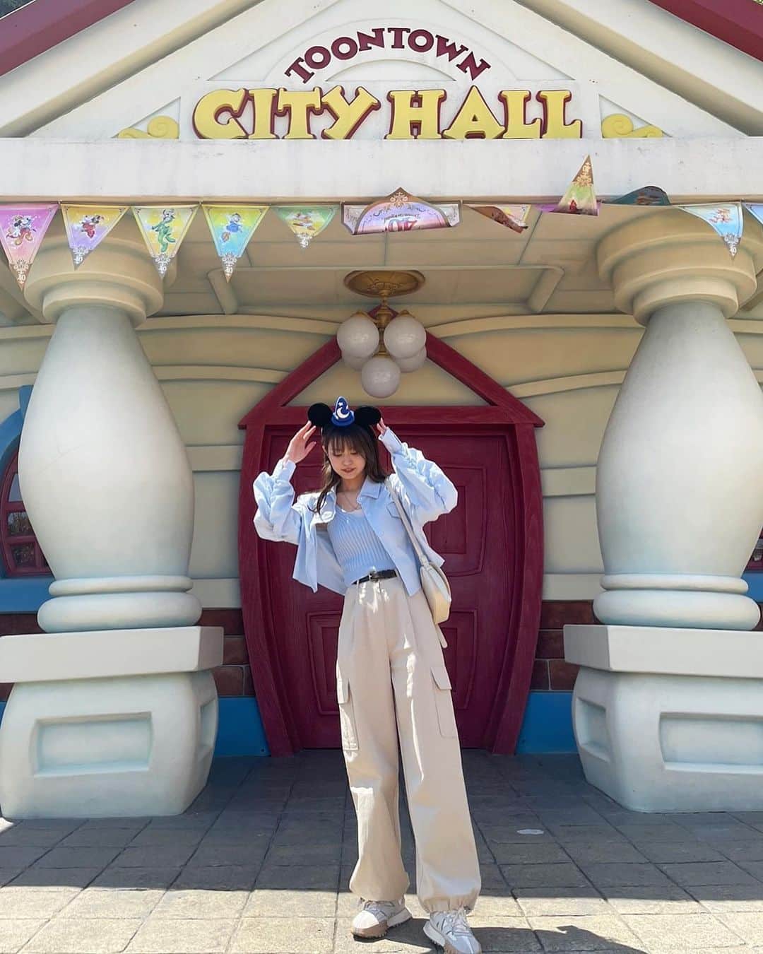 前田亜美のインスタグラム：「. . 私服……🩵🌨👕👖. . . この日はソーサラーミッキーのカチューシャに合わせて 水色コーデ️💙🩵. . . ディズニーでは基本的にスニーカーだし 身軽で過ごすよ👟🫧. . 寒い日がありそうなら上着を持ってきてロッカーに入れるのもあり🙆🏻 . . . ディズニー空調めちゃくちゃきいてるから （ありがたい……） 外に合わせて着てると室内では夏は寒いし、冬は暑いの。 だから体調崩しさないように、調整してコーデを組むことをオススメするよ💙 . . . . トップスもパンツも韓国で買ったもの…🇰🇷 靴は @emmi.jp のにゅーばらんす. emmiは可愛いスニーカーや服もたくさんあるから好き🫰🏻 . ポーズに困ったらとりあえずカチューシャさわっておけば🙆🏻‍♀️笑  🫡🫡🫡🫡🫡 . .  #ami私服  #私服  #水色コーデ  #ディズニーコーデ  #ディズニーバウンド  #ミッキーコーデ  #韓国ファッション  #水色コーデ」