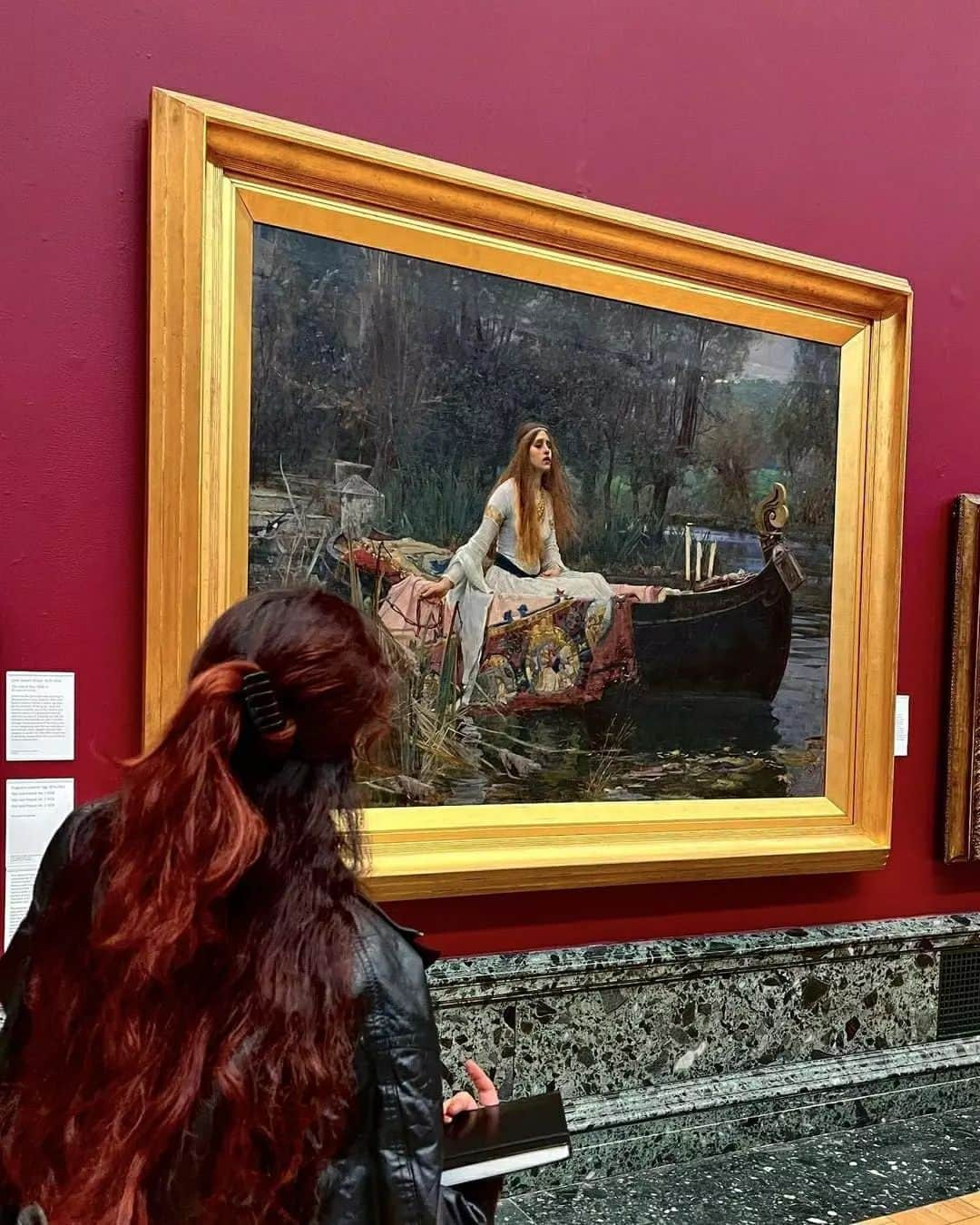 テート・ギャラリーさんのインスタグラム写真 - (テート・ギャラリーInstagram)「Have you heard? Tate Britain has had a complete refresh! 🏛️ For the first time in ten years, the national collection of British art tells a new story, and we can't wait to share it with you. ✨  🎨 In our new displays you’ll discover over 800 artworks by over 350 artists, with women artists better represented than ever before and a wave of new-generation artists on the walls for the first time. 🖼️  We’ve been busy behind the scenes installing large-scale works made from unusual materials, including the eight tonnes of rice and two thousand flowers that make up Vong Phaophanit’s 'Neon Rice Field', to the glass and steel sculptures embedded with UV lights in Hamad Butt’s spectacular 'Transmission'. From old favourites to new friends, today's journey through the gallery paints a vibrant picture of Britain across 500 years of art.  #TateBritain is free and open every day from 10am-6pm. See you in the galleries soon. ❤️  📷 @Tate 📷 @kellyychang 📷 @si.len.cio 📷 aqueerpalimpsest 📷 @nnnnnozomi 📷 @nadine.moko 📷 @kennie.cheng 📷 @julia_annarc 📷 @jibeomgyukr 📷 @amelie.dimech」5月24日 2時03分 - tate