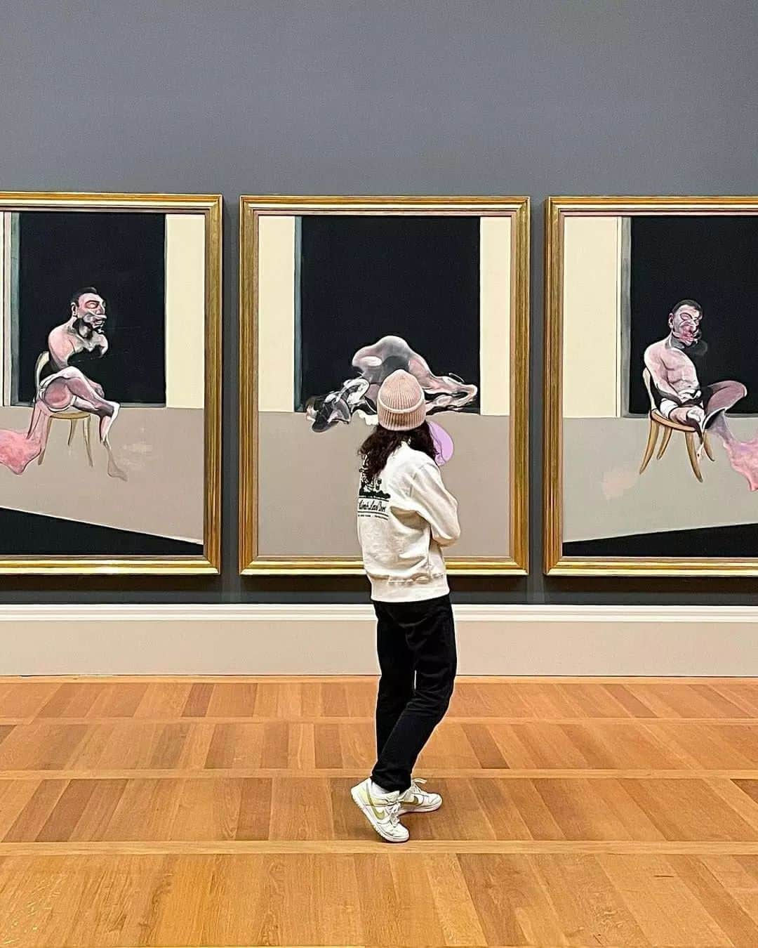 テート・ギャラリーさんのインスタグラム写真 - (テート・ギャラリーInstagram)「Have you heard? Tate Britain has had a complete refresh! 🏛️ For the first time in ten years, the national collection of British art tells a new story, and we can't wait to share it with you. ✨  🎨 In our new displays you’ll discover over 800 artworks by over 350 artists, with women artists better represented than ever before and a wave of new-generation artists on the walls for the first time. 🖼️  We’ve been busy behind the scenes installing large-scale works made from unusual materials, including the eight tonnes of rice and two thousand flowers that make up Vong Phaophanit’s 'Neon Rice Field', to the glass and steel sculptures embedded with UV lights in Hamad Butt’s spectacular 'Transmission'. From old favourites to new friends, today's journey through the gallery paints a vibrant picture of Britain across 500 years of art.  #TateBritain is free and open every day from 10am-6pm. See you in the galleries soon. ❤️  📷 @Tate 📷 @kellyychang 📷 @si.len.cio 📷 aqueerpalimpsest 📷 @nnnnnozomi 📷 @nadine.moko 📷 @kennie.cheng 📷 @julia_annarc 📷 @jibeomgyukr 📷 @amelie.dimech」5月24日 2時03分 - tate