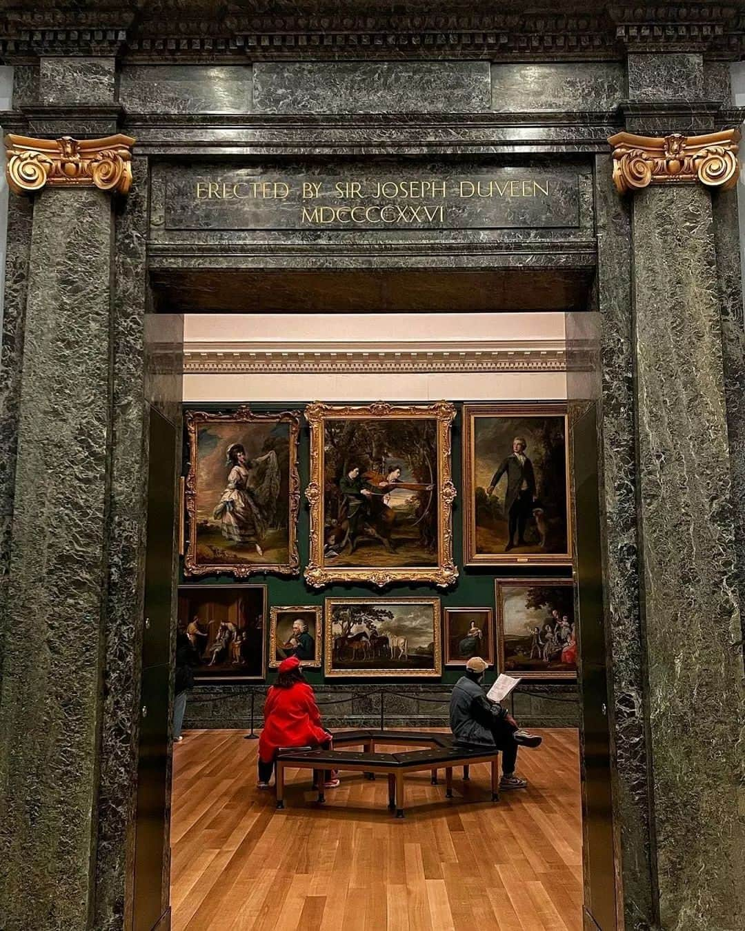 テート・ギャラリーさんのインスタグラム写真 - (テート・ギャラリーInstagram)「Have you heard? Tate Britain has had a complete refresh! 🏛️ For the first time in ten years, the national collection of British art tells a new story, and we can't wait to share it with you. ✨  🎨 In our new displays you’ll discover over 800 artworks by over 350 artists, with women artists better represented than ever before and a wave of new-generation artists on the walls for the first time. 🖼️  We’ve been busy behind the scenes installing large-scale works made from unusual materials, including the eight tonnes of rice and two thousand flowers that make up Vong Phaophanit’s 'Neon Rice Field', to the glass and steel sculptures embedded with UV lights in Hamad Butt’s spectacular 'Transmission'. From old favourites to new friends, today's journey through the gallery paints a vibrant picture of Britain across 500 years of art.  #TateBritain is free and open every day from 10am-6pm. See you in the galleries soon. ❤️  📷 @Tate 📷 @kellyychang 📷 @si.len.cio 📷 aqueerpalimpsest 📷 @nnnnnozomi 📷 @nadine.moko 📷 @kennie.cheng 📷 @julia_annarc 📷 @jibeomgyukr 📷 @amelie.dimech」5月24日 2時03分 - tate