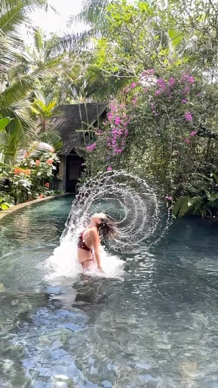 アリサ・ラモスのインスタグラム：「I’d say the number one “popular place” in Bali that IS worth the hype is UBUD.  The Balinese Hindu culture is so beautifully visible there, and even if you aren’t spiritual, you’ll feel it there.  So for anyone looking for their Eat, Pray, Love moment…def head to Ubud 😂 For everyone just looking for a tranquil place to explore, go to here and especially Monkey Forest.   Speaking of monkeys…I want to know how many of you would LOVE having little monkeys climb all over you, and how many would be terrified? (Yes, they bite) 🙈🙉🙊   Why I’m not scared: 1. I love them 2. I have A LOT of experience with wild animals 3. Have you seen all of my pics and vids in front of silverback gorillas multiple times? 🦍😻  #ubud #bali #monkeyforestbali #indonesia #mylifesatravelmovie #solotravel #solofemaletravel #beautifuldestations」