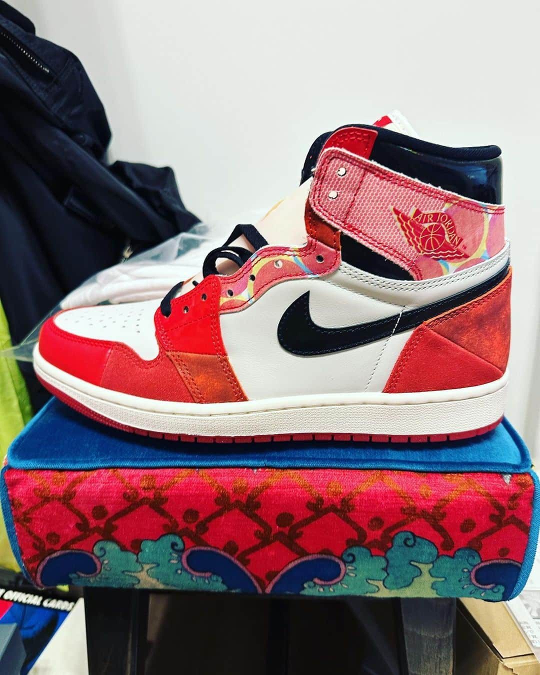 秋山賢太のインスタグラム：「イェーーーーい！！！ スパイダマーーーーーン！！！！  #nike #airjordan1  #spiderman  #永田良介商店  #椅子 #オーダーメイド #アキナ秋山」