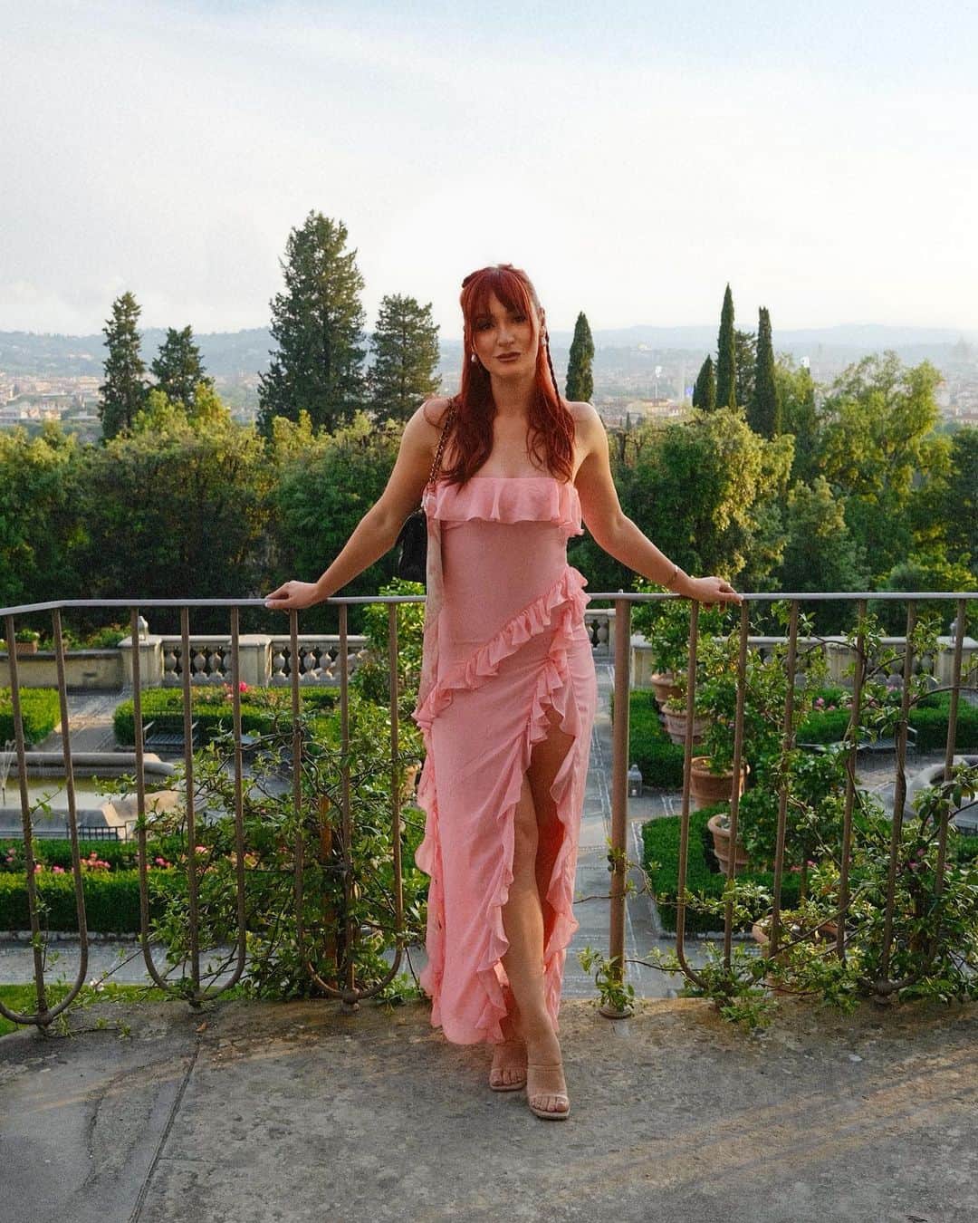 アリーシャ・マリーのインスタグラム：「ciao bella ⛲️🇮🇹  keep sending the italy recommendations trying to find the absolute best gelato in florence hahaha 🍨」