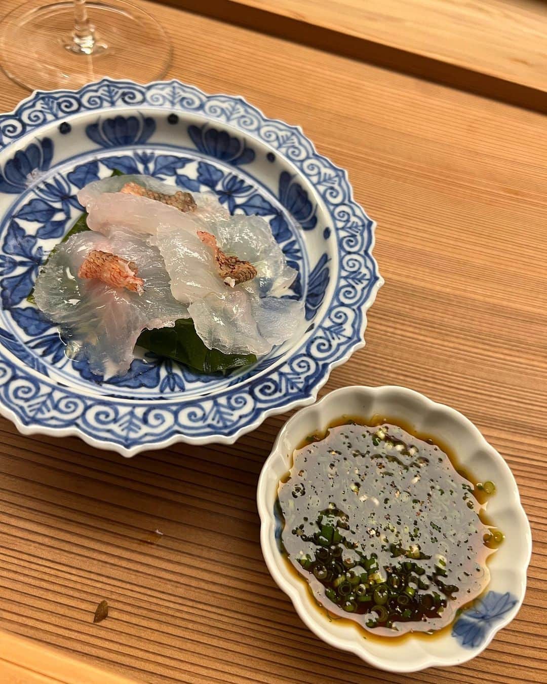 美香さんのインスタグラム写真 - (美香Instagram)「⭐️⭐️⭐️かんださん⭐️⭐️⭐️  最高❣️に楽しく有意義な会食でした！  あさつゆから、大好き❤なドニモルテのジェブリシャンベルタン、 至福、口福♡♡♡  「14代龍の落とし子」は私がはじめて日本酒美味しい❣️と思いました！‼️  #日本料理 #日本料理かんだ #あさつゆ #ドニモルテジュヴレシャンベルタン 2009 #14代 #ブルゴーニュワイン大好き」5月24日 0時43分 - mika_richlife