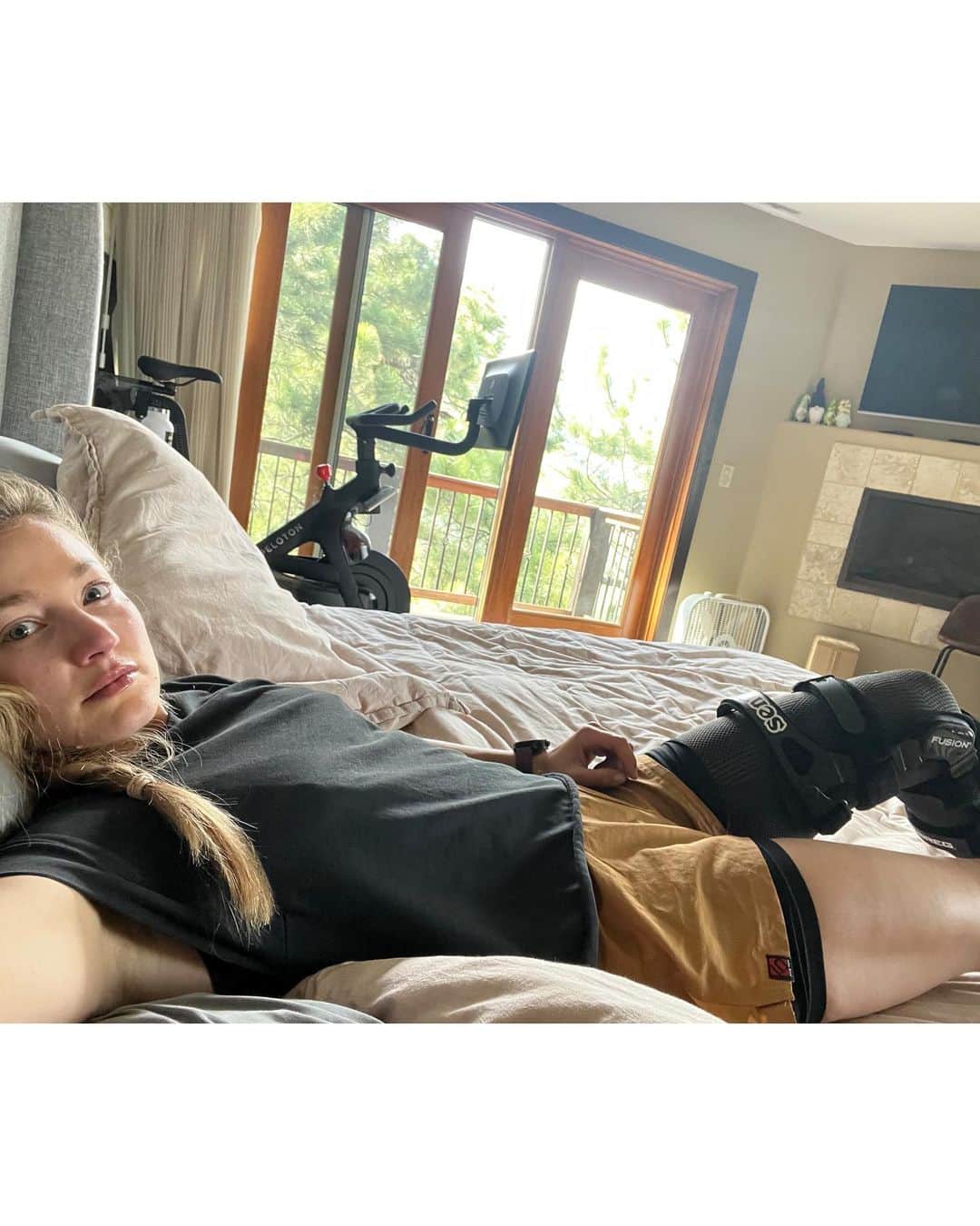 サッシャ・ディギーリアンのインスタグラム：「I haven’t shared this from last week yet because I needed to handle it mentally myself, first. Sometimes everything looks different on social than what reality may be. I try to keep it real but this injury hit me super hard.  I have been pretty down the last days as it feels like a dark comedy to injure myself right after coming through the end of a totally separate injury. I was up on the climb that Lynn and I have been working. We have been developing this line on and off for the past year and after a lot of work, and healing my finger while bolting, we were up on the wall almost sending. After freeing the first and second pitch, I was at the top of our final pitch. I had a heel hook for the final move, and my knee let out an audible pop. All of a sudden my leg buckled beneath me and I was in a slow motion fall off the top in agony.  I knew it was bad. I was throbbing. After a series of jerry rigging myself out of hanging in the air to get back up to the bolt and top out so I could rappel, between using my sling as a prosec ascender and my chalk bag as a foot strap - and having to hike out a couple miles in the cold rain (in part fireman carried by my fiancé) - I went to my orthopedic surgeon’s house soaking and throbbing in my knee - and he gave me, what would then be confirmed by MRI, the diagnosis that I had torn my LCL. Thankfully it is grade 2, so no surgery. But I would be lying if I said I was not borderline depressed and doing all I can to get out of the funk. If I have learned anything from all my injuries over the past year, I know it will be a blip in time in retrospect and I will be back, with a new hunger of motivation. But there’s no way around saying that it just totally sucks right now.   I went to San Diego with some friends this weekend and appreciated an ocean breeze and then had the privilege to stop in and spend the day with @redbull APC for some PT, mental performance, strength building and cross training. I’m beyond grateful for the resources here. My mindset feels in a lot better space. While gutted, I’m going to focus on what is in my control now and move forward with focus and optimism because that’s the only way.」