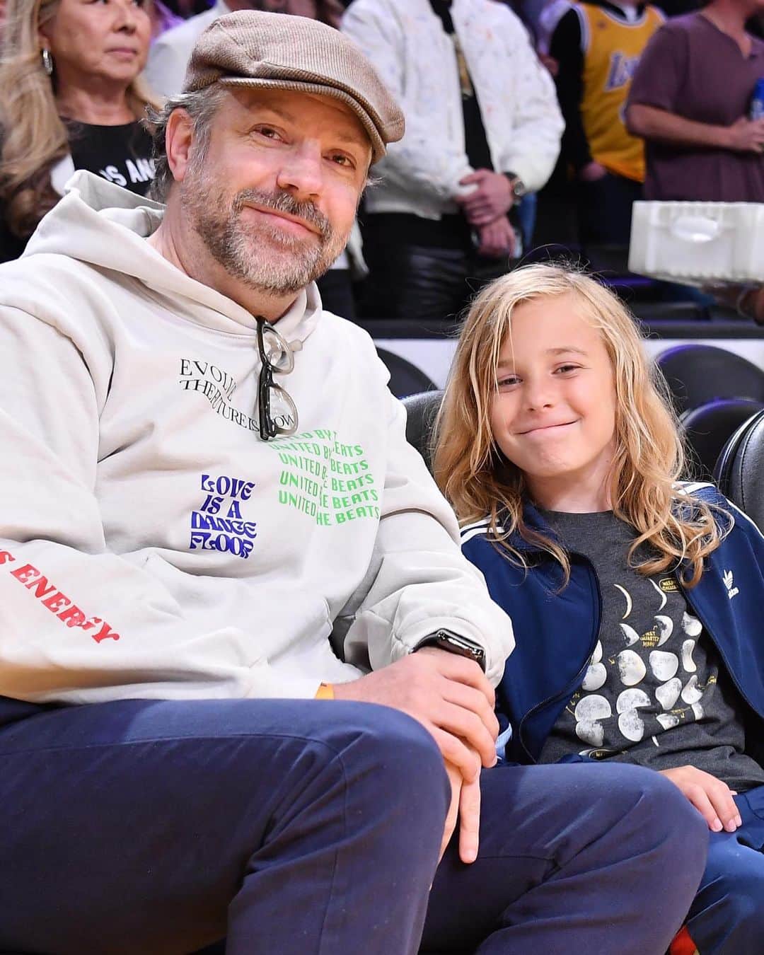 Just Jaredさんのインスタグラム写真 - (Just JaredInstagram)「Jason Sudeikis and son Otis, 9, pose for a photo together while sitting courtside at the Los Angeles Lakers basketball game. Tap this photo in the LINK IN BIO for more photos of the father-son duo! #JasonSudeikis #OtisSudeikis Photo: Getty」5月24日 0時58分 - justjared