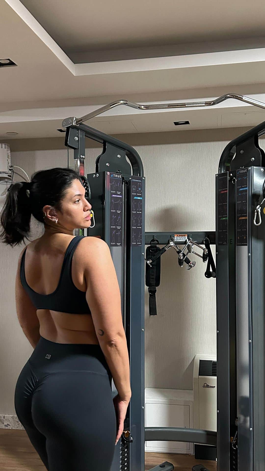 La'Tecia Thomasのインスタグラム：「Shoulders on 🔥  #fitnessjourney #shoulderworkout #strengthtraining」
