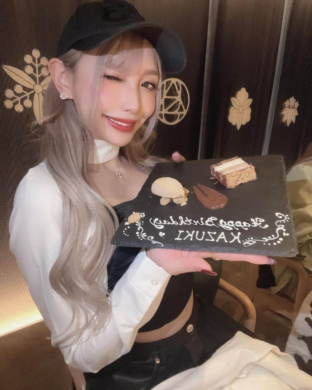 KAZUKIのインスタグラム：「今日は5/8のイベントお疲れ様ということで🥺🙏 オーナーのりょうたさんから素敵な会をプレゼントして頂きました😭💓 美術館のような素敵なお店で、5/8にたくさんお世話になったメンバーさんと美味しいご飯を食べてたくさんおしゃべりして 幸せな時間でした💭  心も身体も満たされて幸せいっぱい🫶 ありがとうございました❣️❣️❣️  Kazuki」