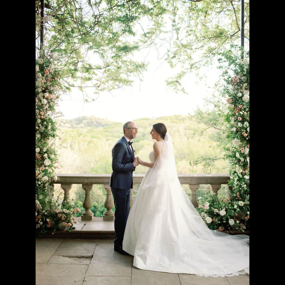 ケヴィン・サスマンさんのインスタグラム写真 - (ケヴィン・サスマンInstagram)「Photos from the big day! 🥰  Thanks to all who helped make it so special!  📷@cassidycarsonphoto 📍@cheekwoodweddings 📋@houseof__shannon 💐@chelseacarterevents 👗@allisonwebbnyc 👗@zuhairmuradmariage 🤵‍♂️@paulsmithdesign 🎻@collegegrovestrings 💇‍♀️@katmariemakeupandhair」5月24日 0時54分 - kevsussman