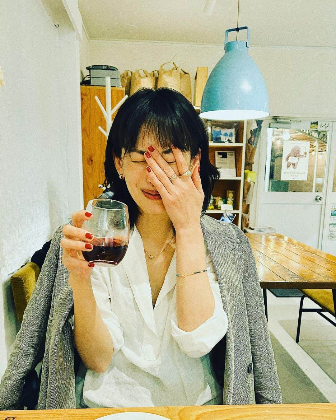 高橋里奈のインスタグラム：「友人とご飯を食べながら色々な話しが 思い出せない…の表情 でもでも話が尽きなくてとても楽しかったな ありがとう☺︎」