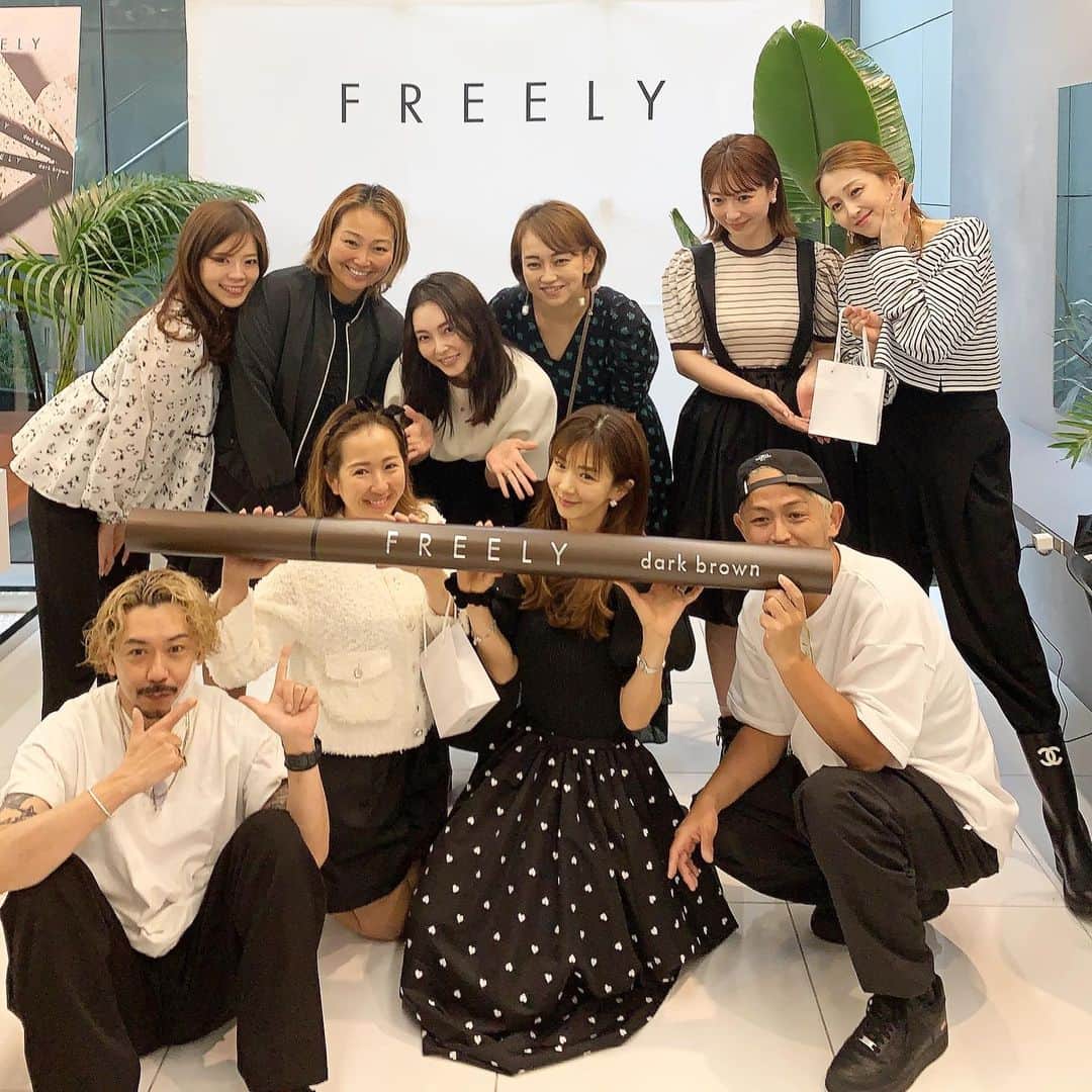 のインスタグラム：「カリスマてるちんプロデュースのアイライナー💖デビューおめでとうございます🎉さすがのお洒落ブラウンで明日から目元が垢抜けちゃう🥹✨ タッチアップしてもらった皆んなの目元がナチュラルで印象的でさらに美しや〜でした💕 #freely #フリーリー #抜け感メイク #アイライナー #メイク #sunvalley #makeup」