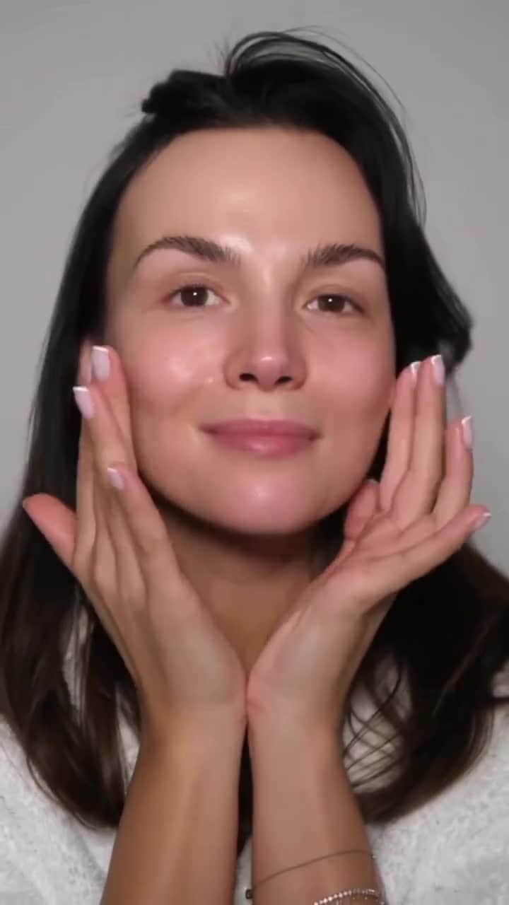 La Roche-Posayのインスタグラム：「@pkrupinska has been using our Retinol B3 Serum for 3 months, and the results are speaking for themselves. Drop after drop, day after day, the serum helps improve the appearance of uneven skin texture and tone for a more even complexion, all thanks to a trio of active ingredients.   🎯 Retinol works to resurface the skin and target deep wrinkles. 🛡️ Vitamin B3 improves the skin barrier function. 💧Glycerine repairs, hydrates, and protects the skin.   Have you tried our Retinol B3 Serum? We'd love to hear about your experience! Drop a comment below👇  All languages spoken here! Feel free to talk to us at anytime. #larocheposay #retinolB3 #antiageing  Global official page from La Roche-Posay, France.」
