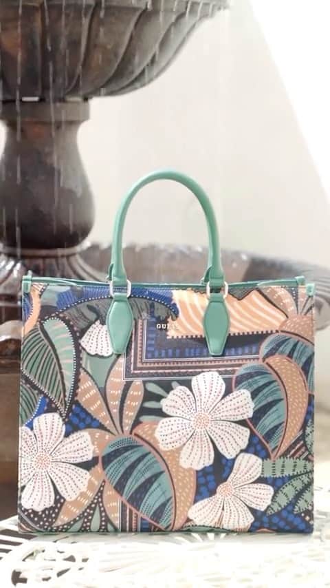 ゲスのインスタグラム：「A little commotion for the bag 💙 Grab the Summery Printed Logo Tote for your next outing #GUESSHandbags」