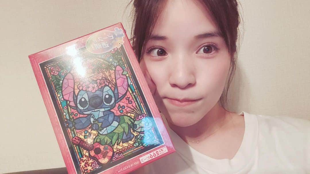 仮谷せいらさんのインスタグラム写真 - (仮谷せいらInstagram)「10000円の物とかは、買う時すごく悩むけど 2000円くらいの物なら値段で悩まず 欲しいか、欲しくないかで決められる所とか あ〜大人になったんだな…と思う🐶  最近は人生で初めて パズルを買いました🧩 ジャケ買い。笑  昔はそんなにスティッチの事好きじゃなかったけど 誰かに"スティッチに似てるね！"って言われてから な〜んかスティッチが気になってって… 気にしている内に すごく好きになってました☺️  作ったら飾るんだ〜❤️‍🔥きゃわすぎ〜！」5月24日 1時01分 - seira_kariya