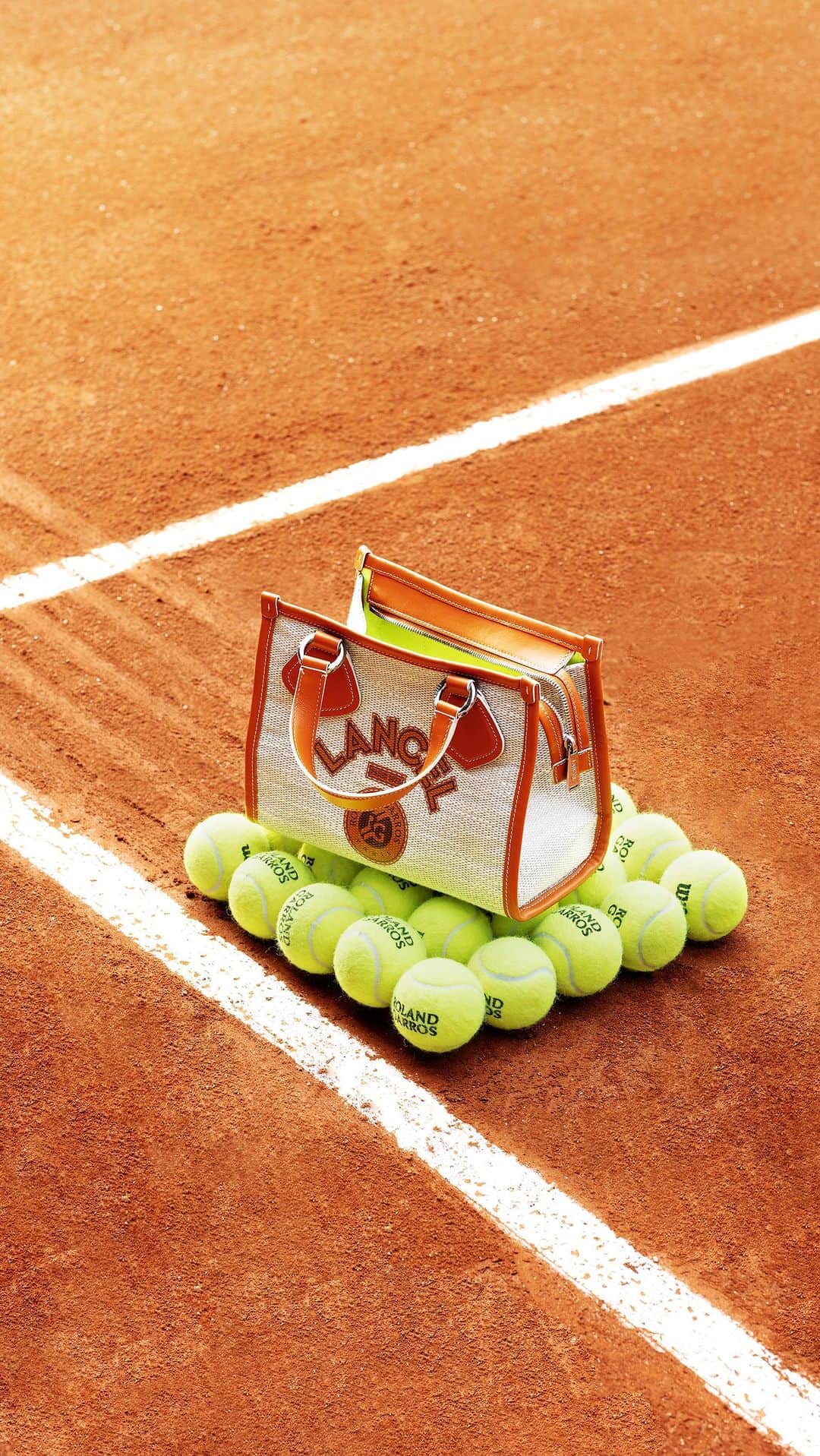 ランセルのインスタグラム：「Your favorite collab Lancel x Roland Garros is back on the court.   ••• Les amoureux du tennis, c’est pour vous : Lancel x Roland Garros est de retour sur le court.   #LancelxRolandGarros #LancelParis #SS23」