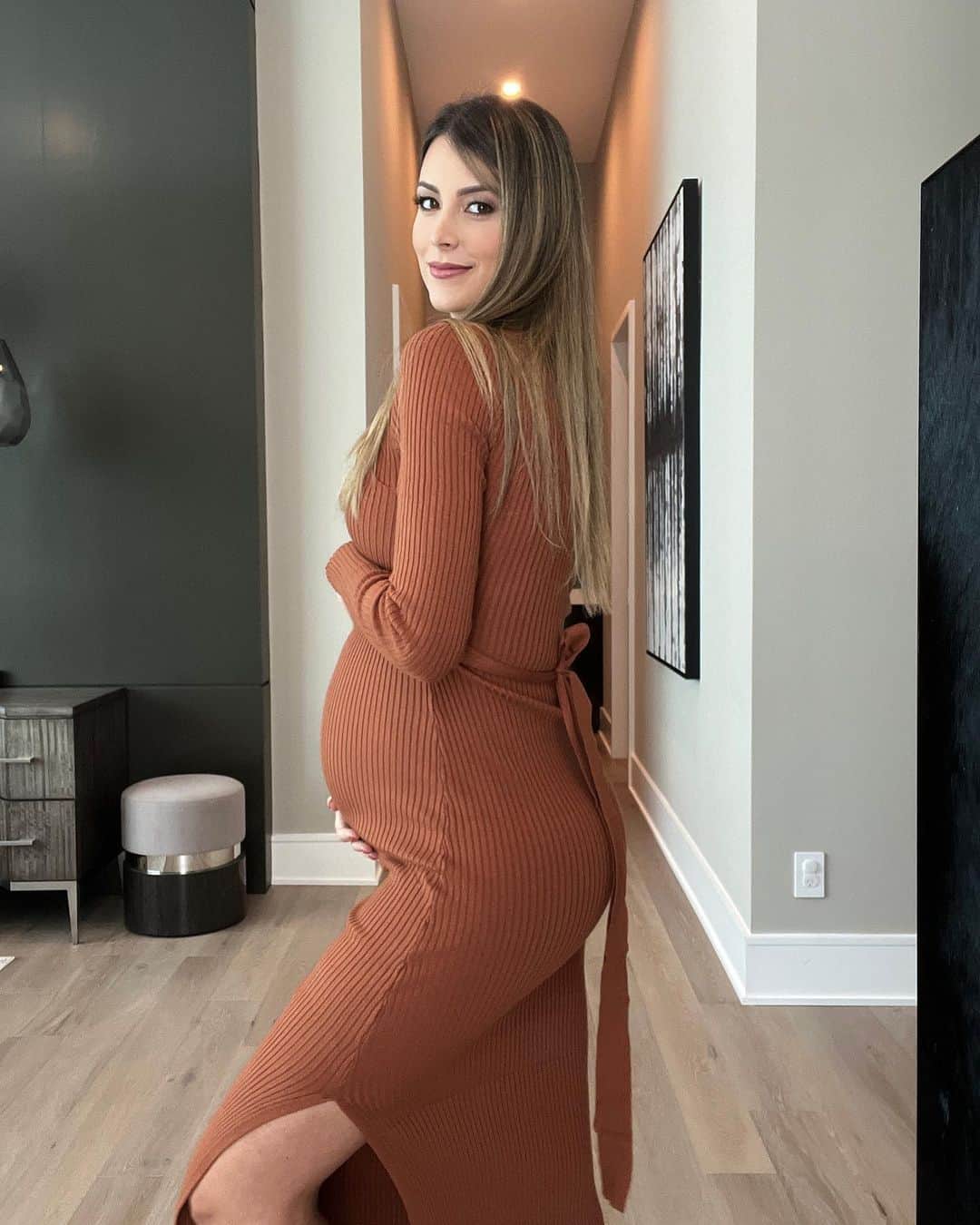 ステファニア・フェルナンデスのインスタグラム：「Otro día de trabajo @ammaterreskin con mi compañerito 🤎🧡🤎🧡  ¿Les gustaría ver el outfit completo?」