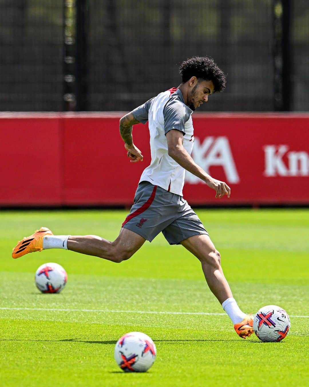 リヴァプールFCさんのインスタグラム写真 - (リヴァプールFCInstagram)「Setting up for Sunday 💪 #SOULIV 🔜」5月24日 2時15分 - liverpoolfc